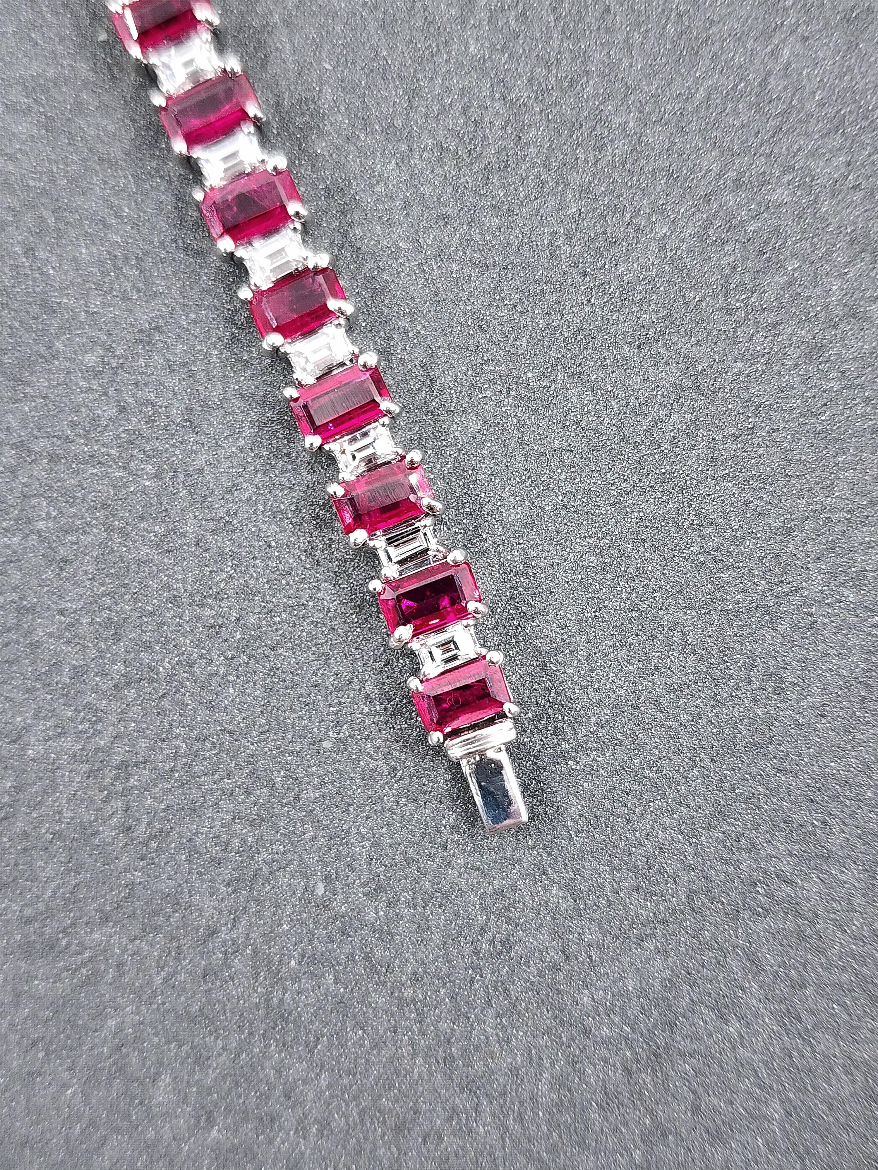 Taille émeraude Bracelet de 14,11 ct de rubis naturel de Birmanie et de diamants en vente