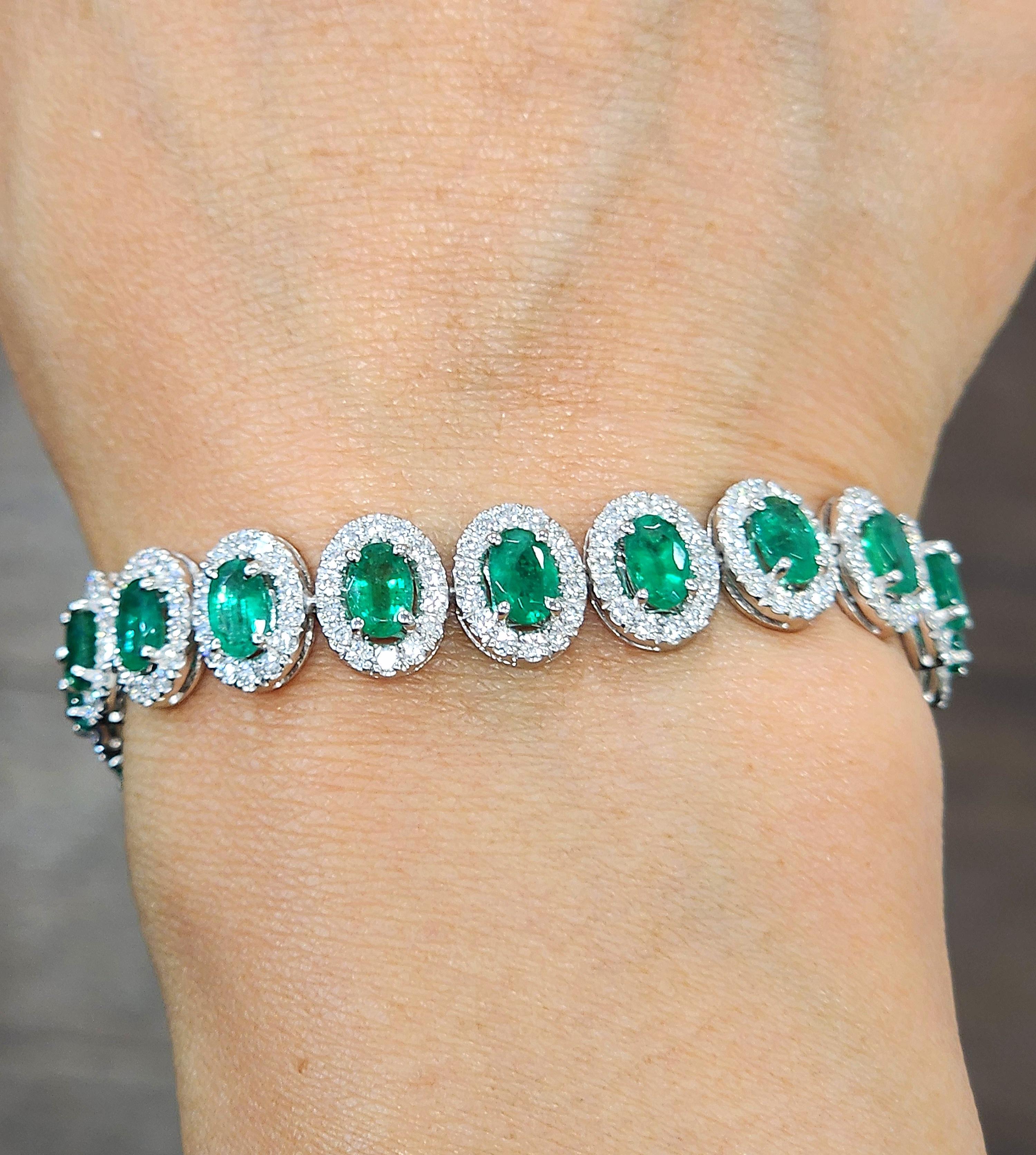 Modern 14.11 ct Natural Emerald & Diamond Bracelet For Sale