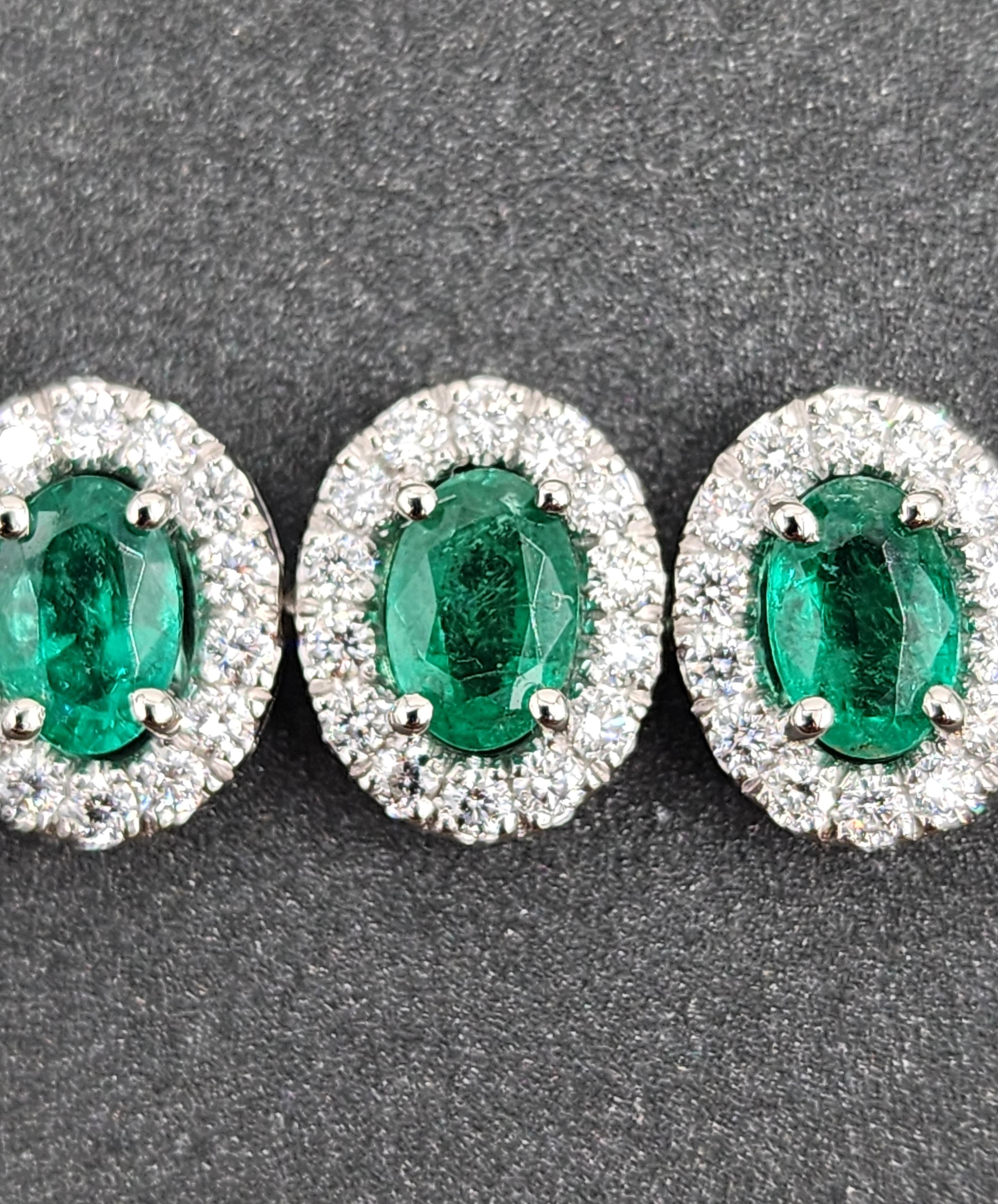 Oval Cut 14.11 ct Natural Emerald & Diamond Bracelet For Sale