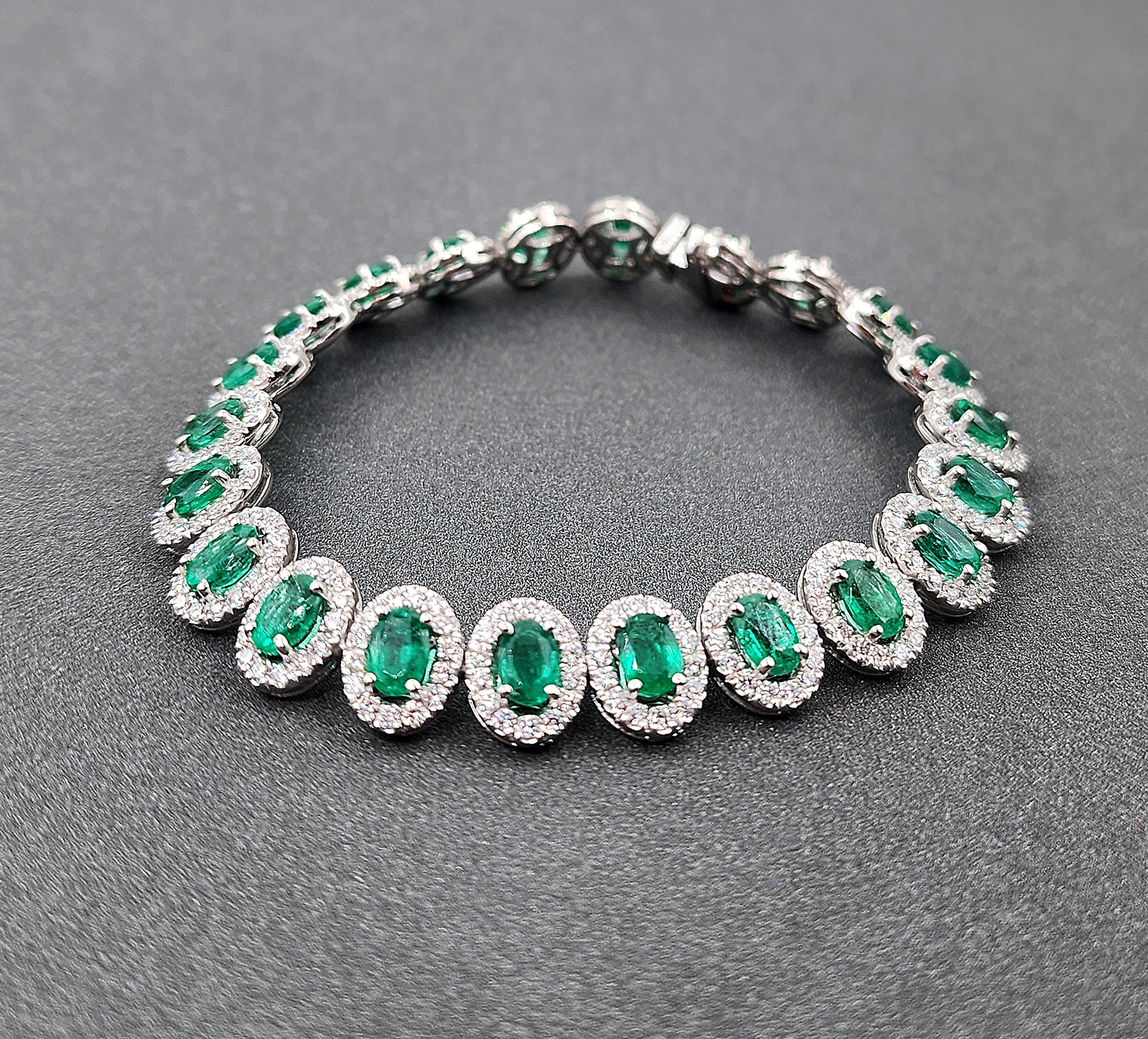 14.11 ct Natural Emerald
Diamond Bracelet