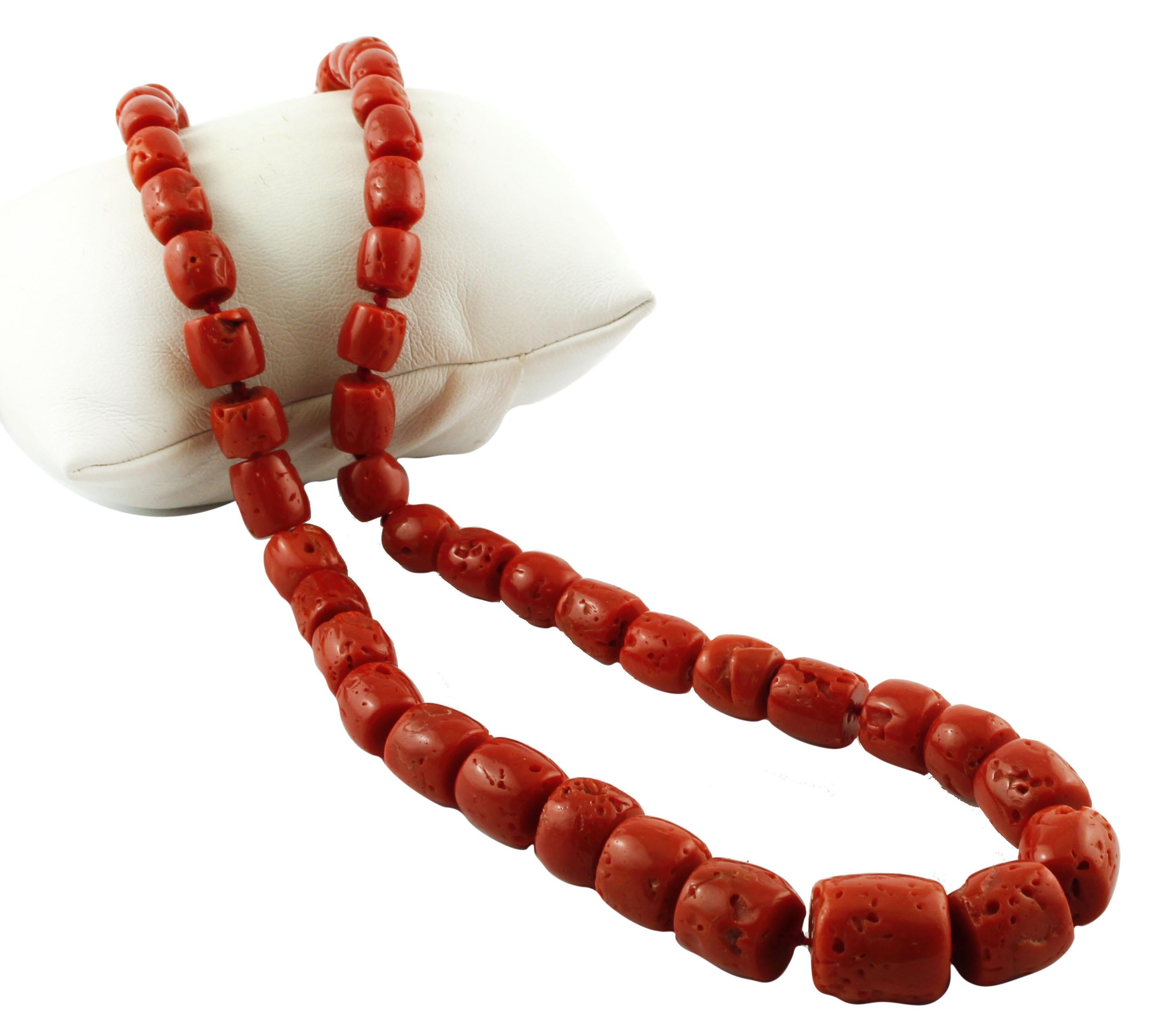 Rétro 141,1 g Collana Retrò lunga/multifilare di corallo rosso grande in vendita