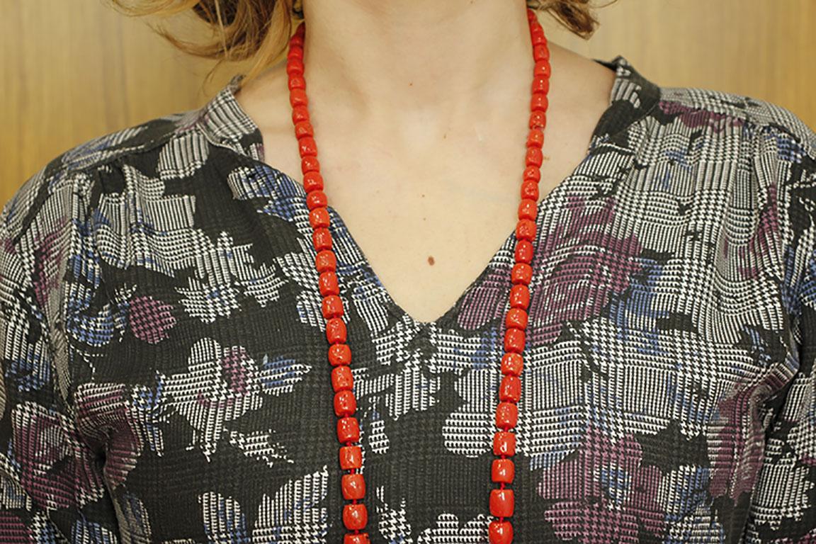 Taglio misto 141,1 g Collana Retrò lunga/multifilare di corallo rosso grande in vendita