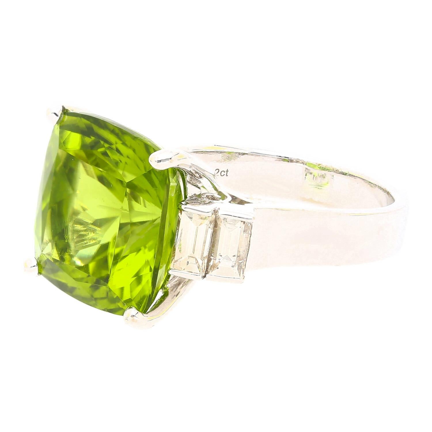 Cushion Cut 14.11ct Green Peridot and 0.91ctw Diamond Side-Stones in 18k White Gold Ring For Sale