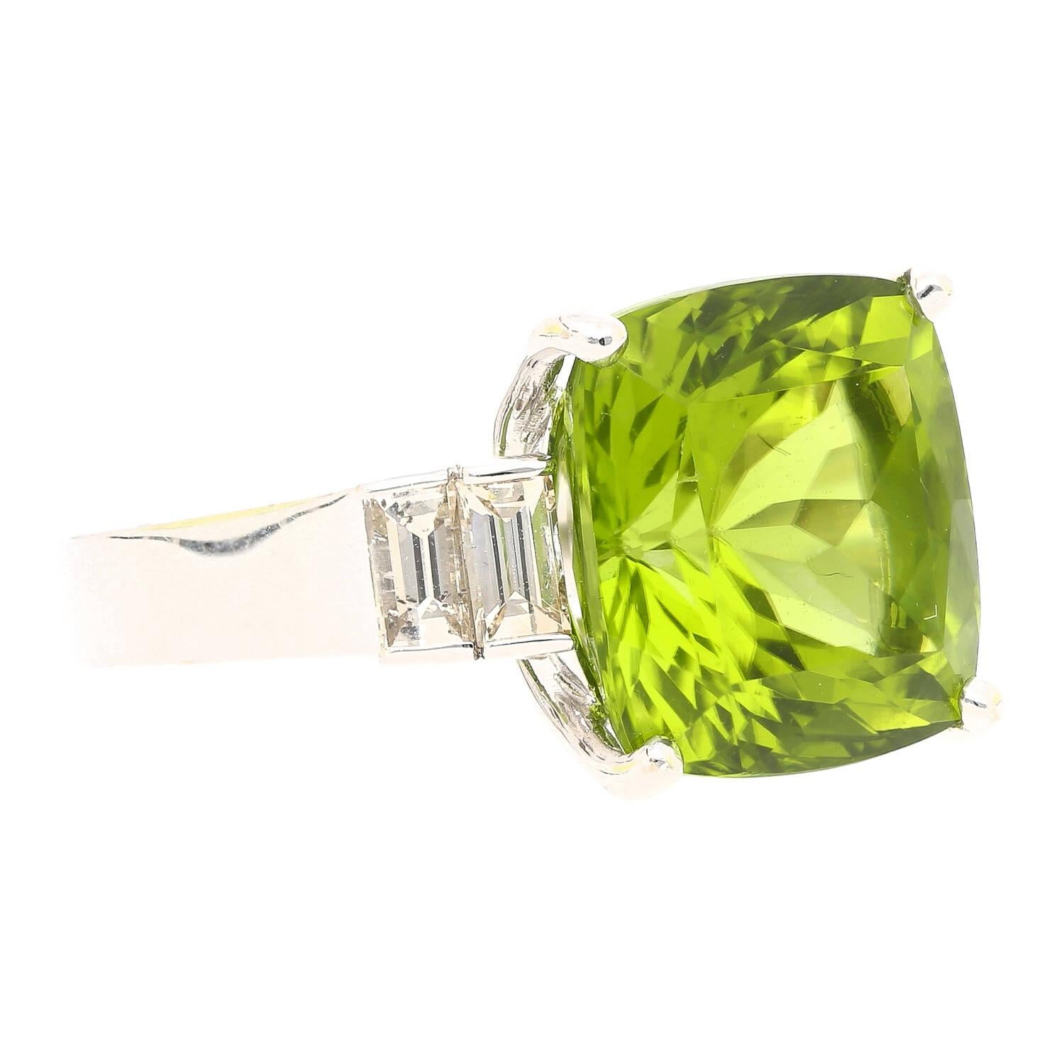 14.11ct Green Peridot and 0.91ctw Diamond Side-Stones in 18k White Gold Ring In New Condition For Sale In Miami, FL