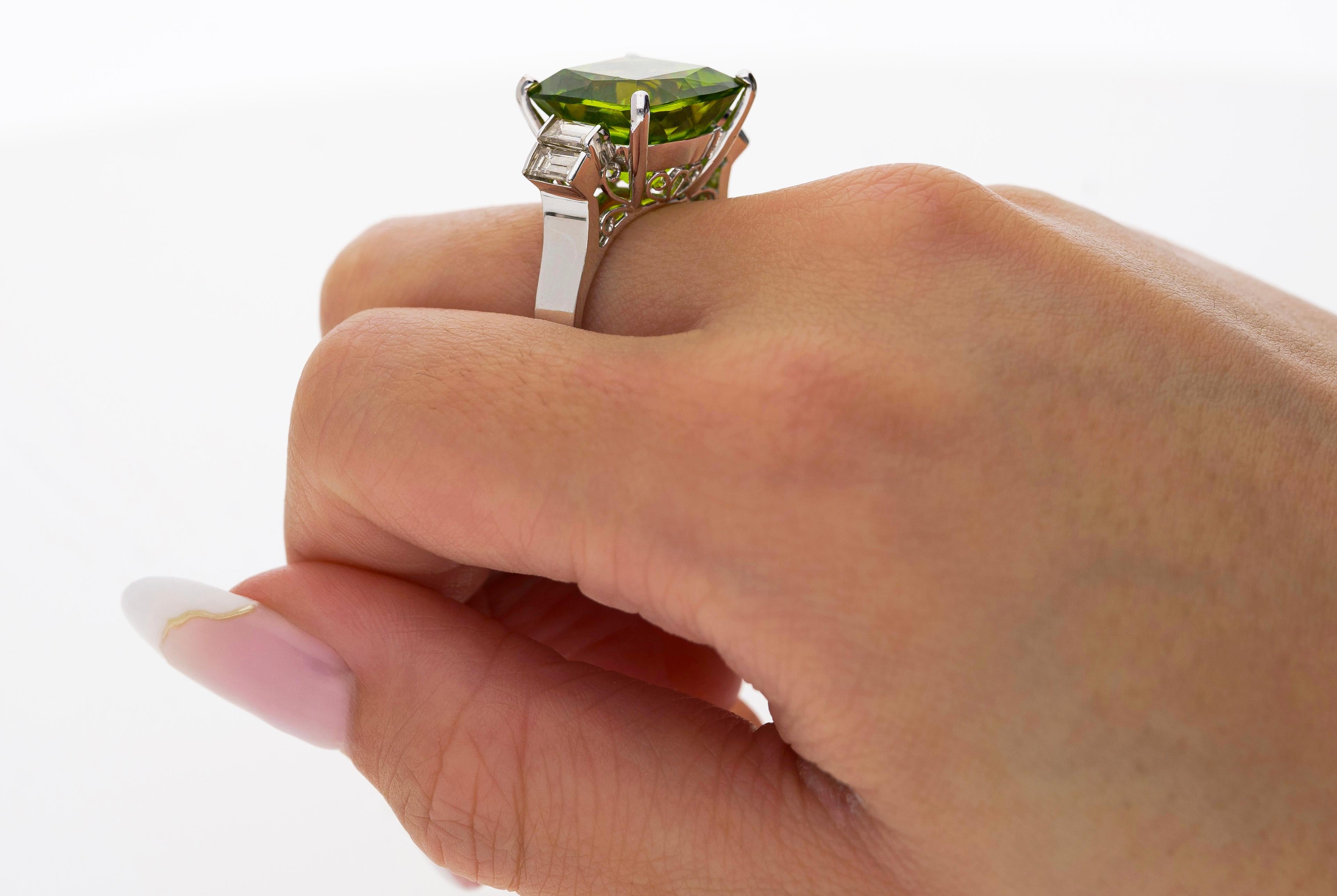 Women's 14.11ct Green Peridot and 0.91ctw Diamond Side-Stones in 18k White Gold Ring For Sale
