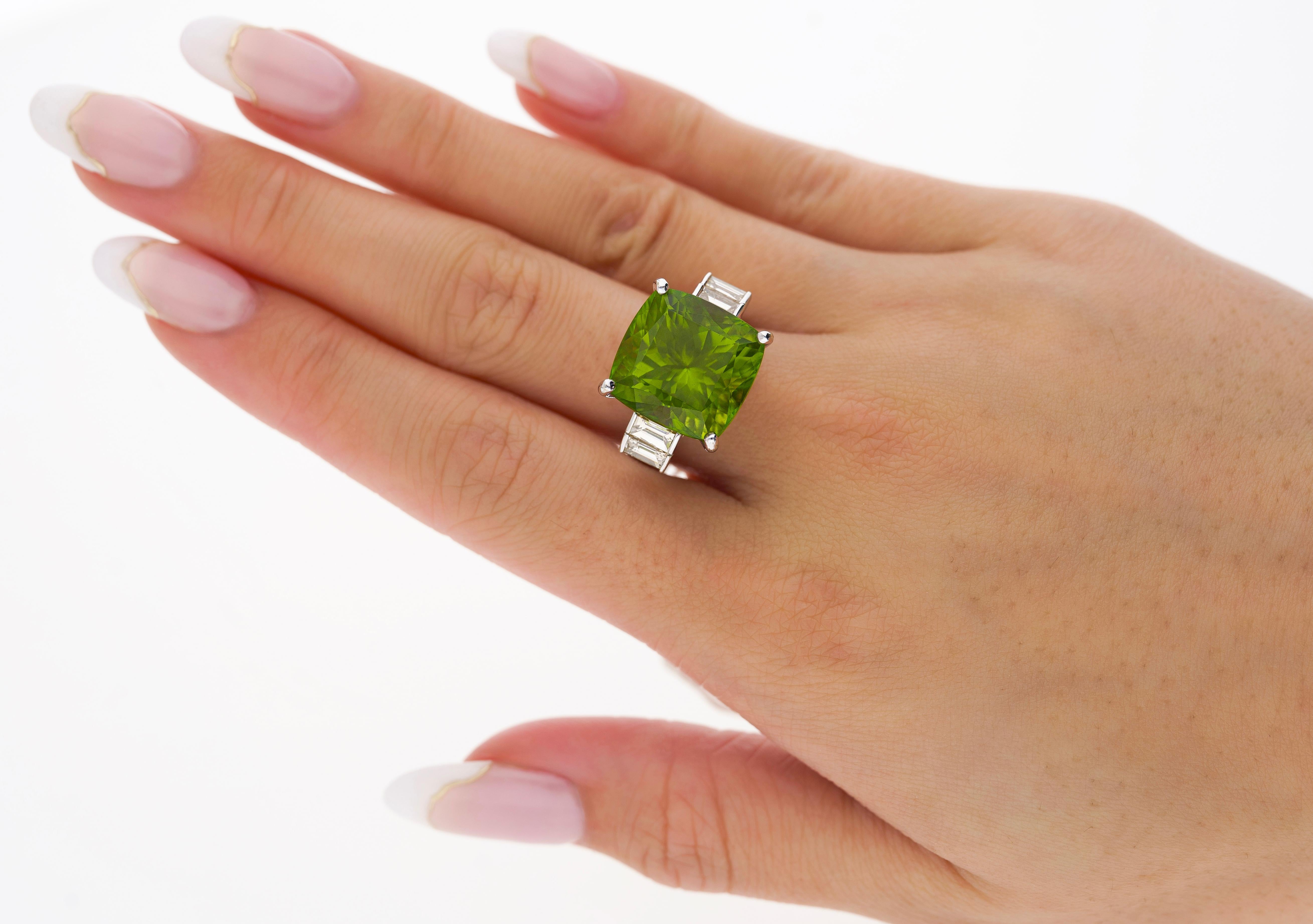 14.11ct Green Peridot and 0.91ctw Diamond Side-Stones in 18k White Gold Ring For Sale 1