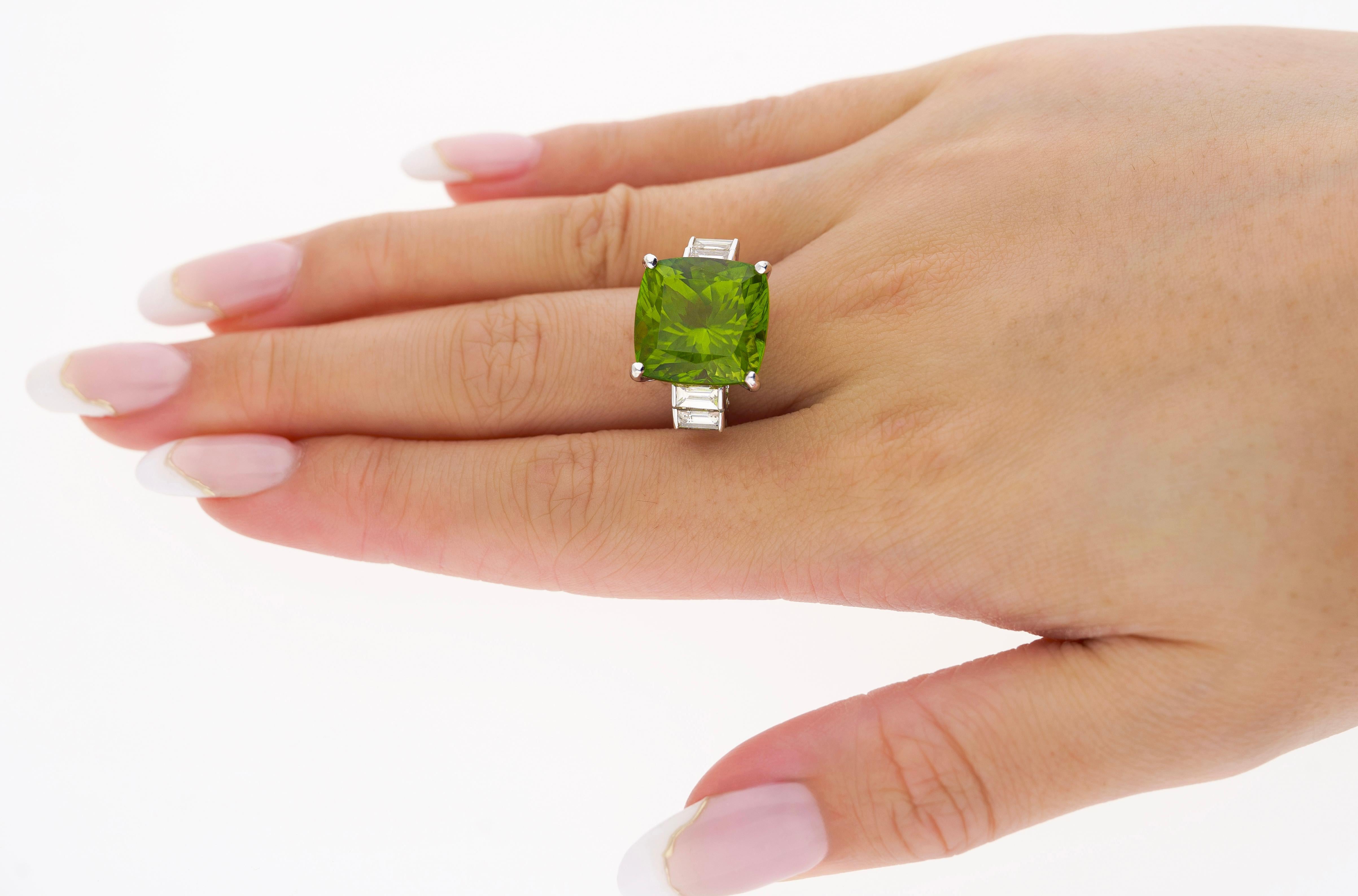 14.11ct Green Peridot and 0.91ctw Diamond Side-Stones in 18k White Gold Ring For Sale 2