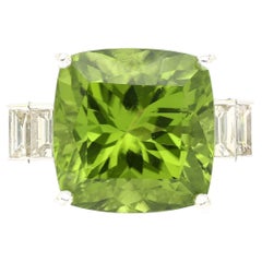 Anello con peridoto verde da 14,11 carati e pietre laterali di diamante da 0,91 carati in oro bianco 18 carati