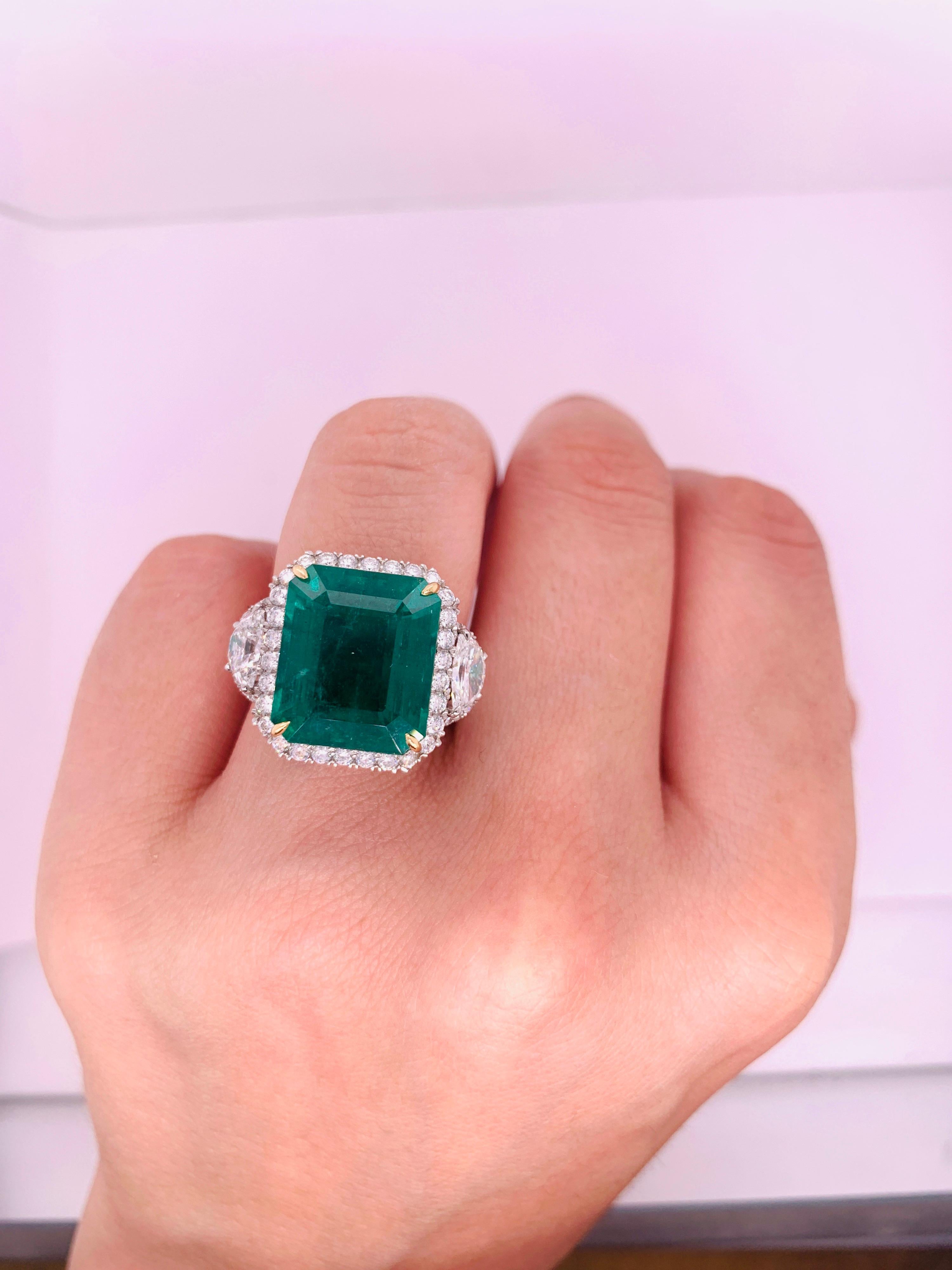 Platinring mit 14,13 Karat GIA-zertifiziertem grünem Smaragd und Diamant im Angebot 1