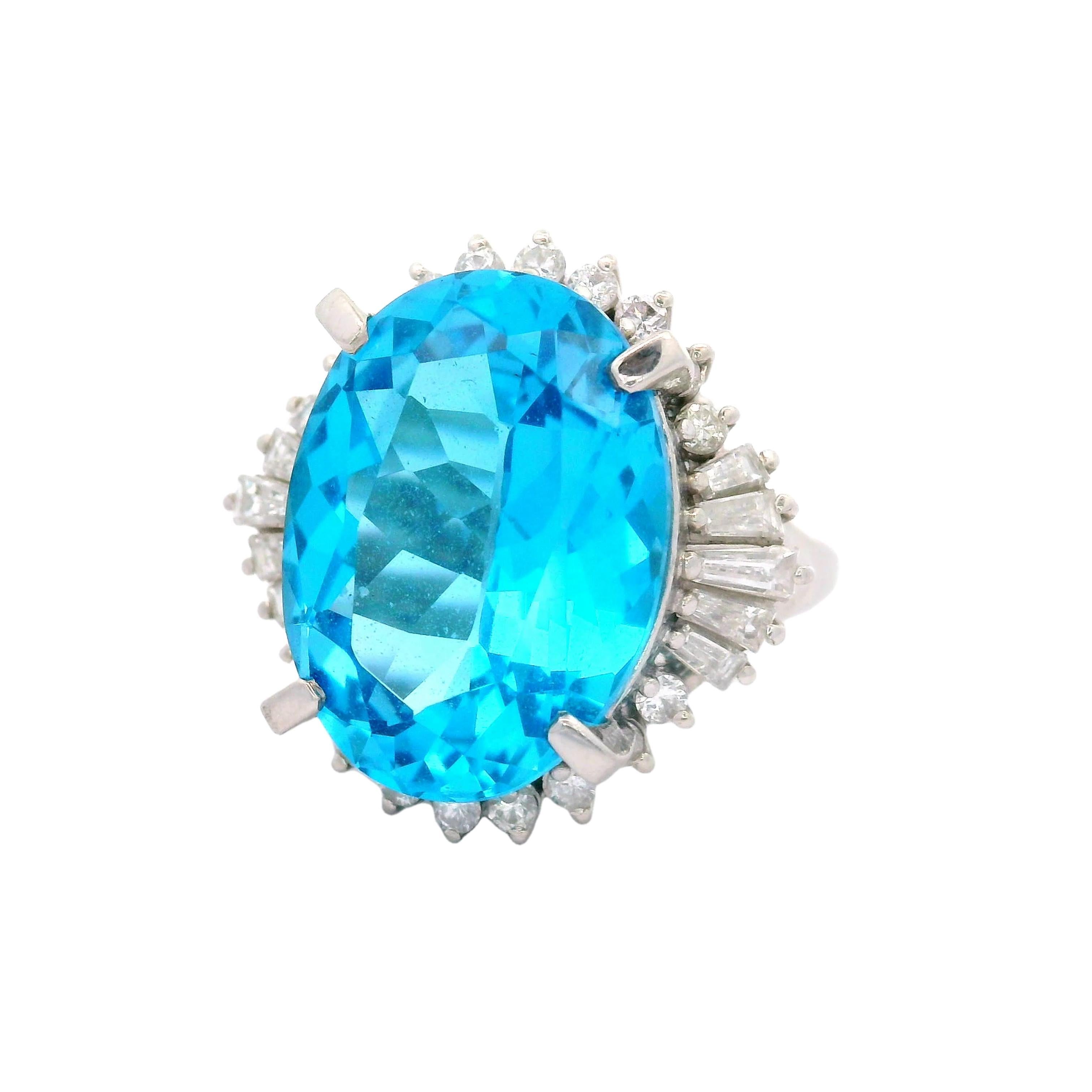 Ein moderner Modering mit einem 14,16 Karat schweren Blautopas im Ovalschliff als Herzstück. Der leuchtend blaue Farbton des Topas wird durch weiße Diamanten im Mischschliff von insgesamt 1,03 Karat akzentuiert. Dieses aus Platin gefertigte Stück
