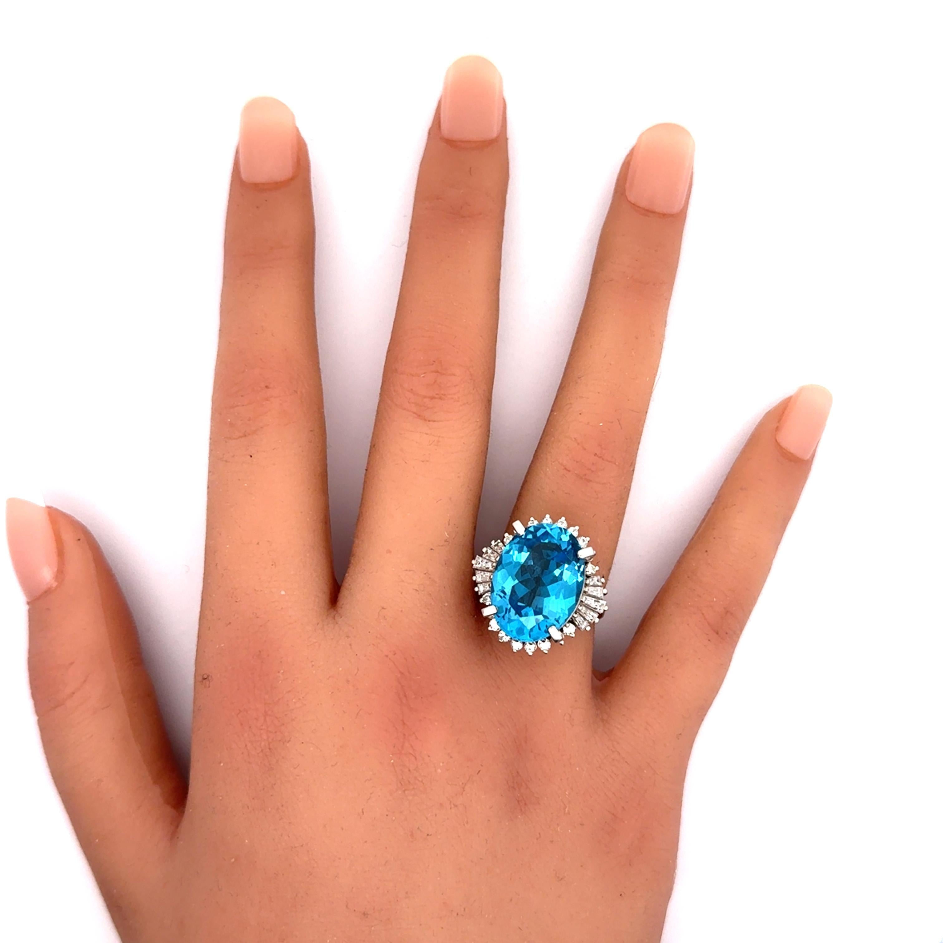 Platinring mit 14,16 Karat blauem Topas und Diamant (Ovalschliff) im Angebot
