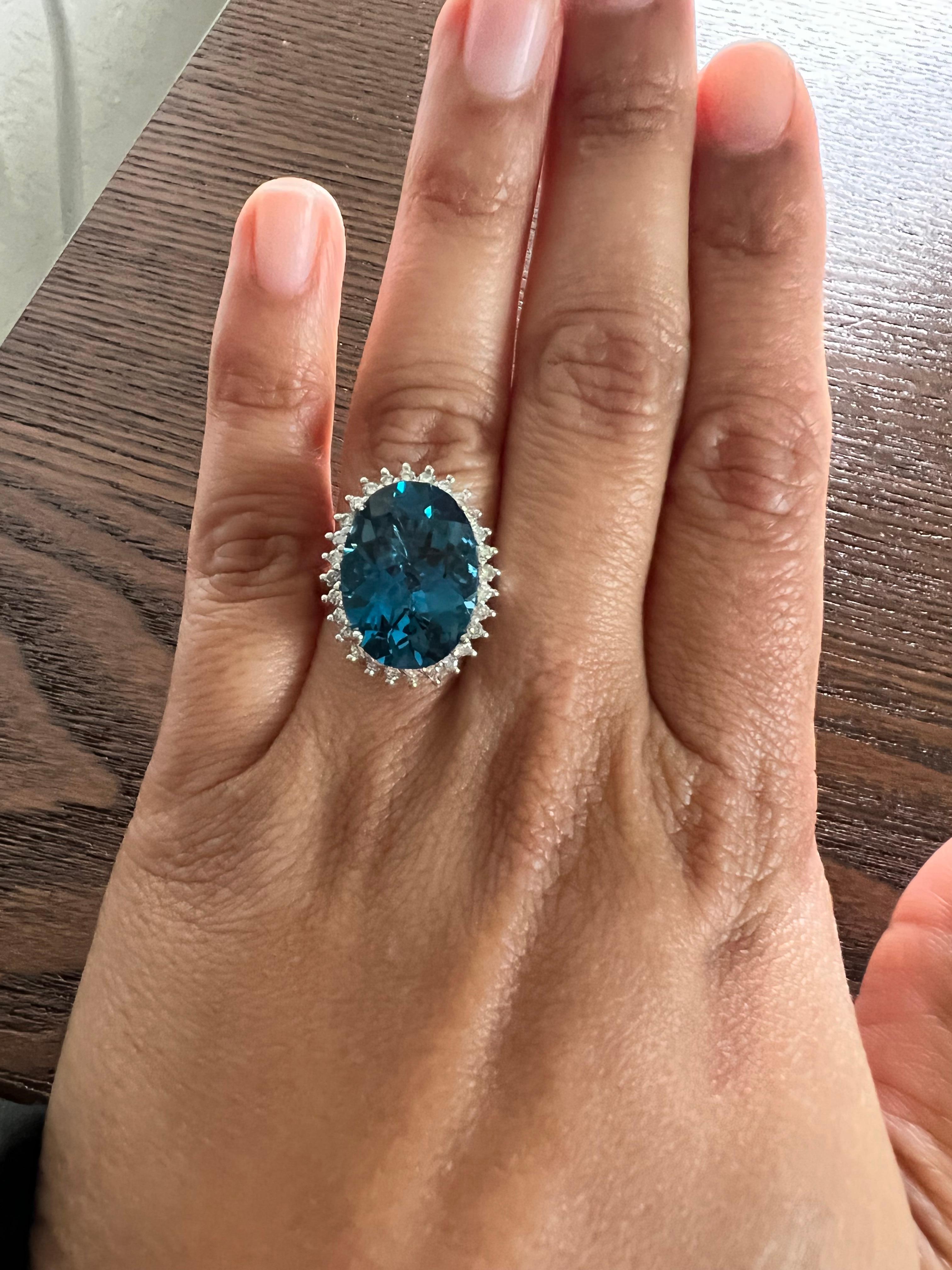 Bague cocktail fantaisie en or blanc avec topaze bleue de Londres de 14,19 carats et diamants Neuf - En vente à Los Angeles, CA