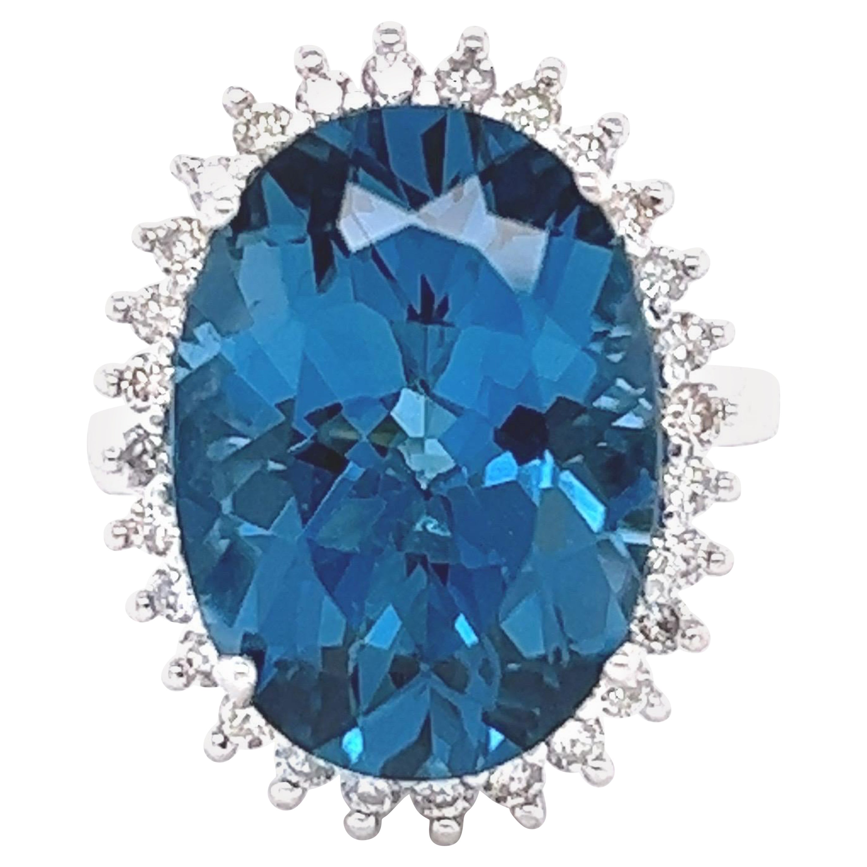 14,19 Karat Londoner Blauer Topas Diamant Weißgold Cocktail-Statement-Ring im Angebot