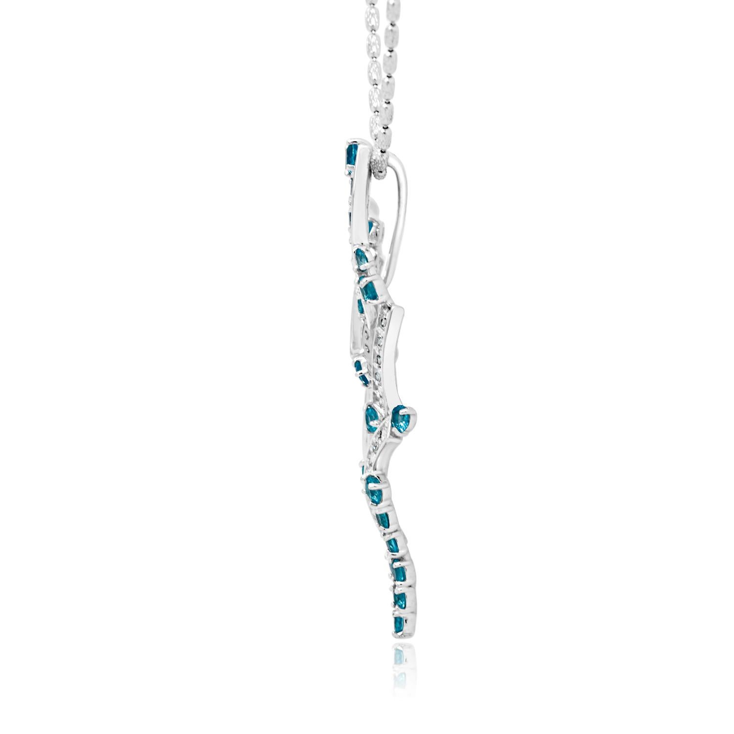 Rehaussez votre collection de bijoux avec ce pendentif exquis, véritable témoignage de la beauté envoûtante des récifs coralliens naturels. Réalisée dans un luxueux platine 850, cette pièce présente un étonnant ensemble de petits ronds bleus