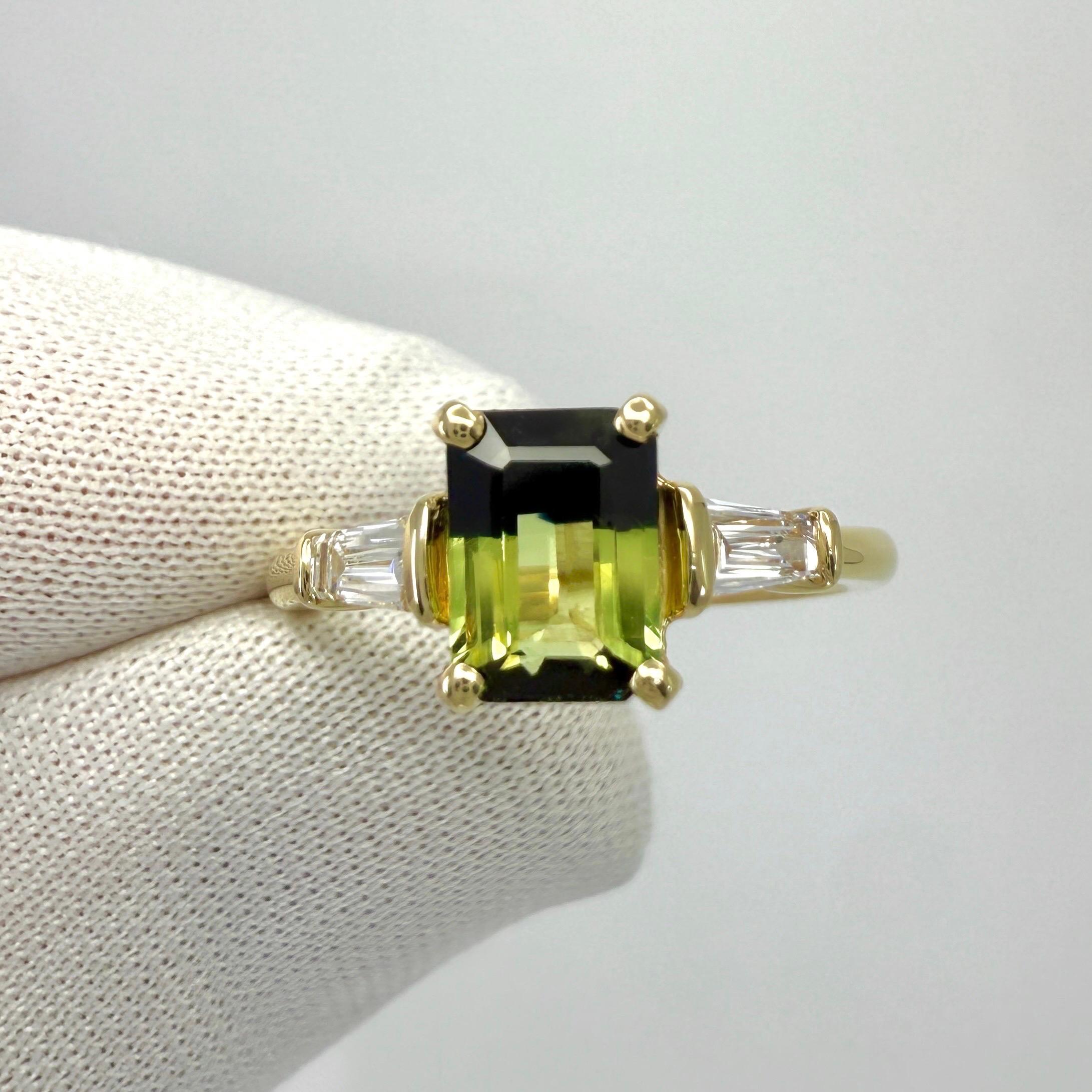 Taille octogone 1.41ct GIA Certified Bi Colour Sapphire Diamond 18k Yellow Gold Three Stone Ring (Bague à trois pierres en or jaune 18k) en vente