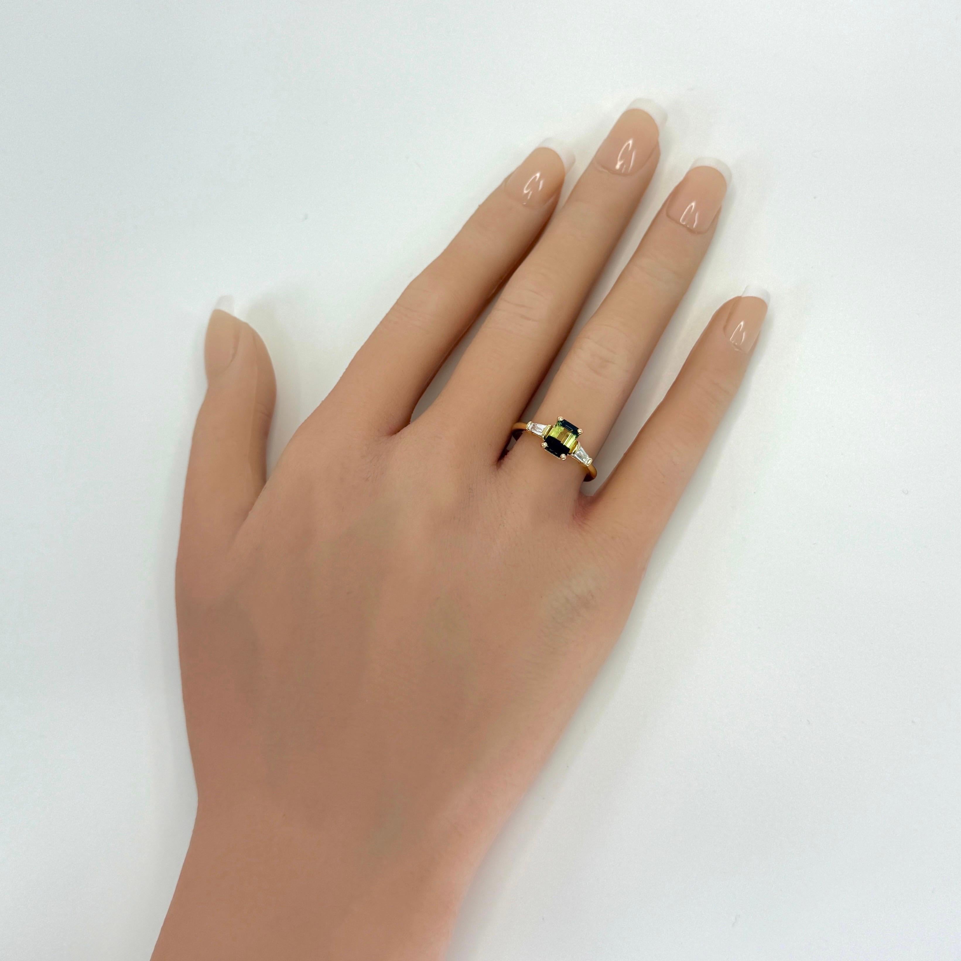 1.41ct GIA Certified Bi Colour Sapphire Diamond 18k Yellow Gold Three Stone Ring (Bague à trois pierres en or jaune 18k) Unisexe en vente