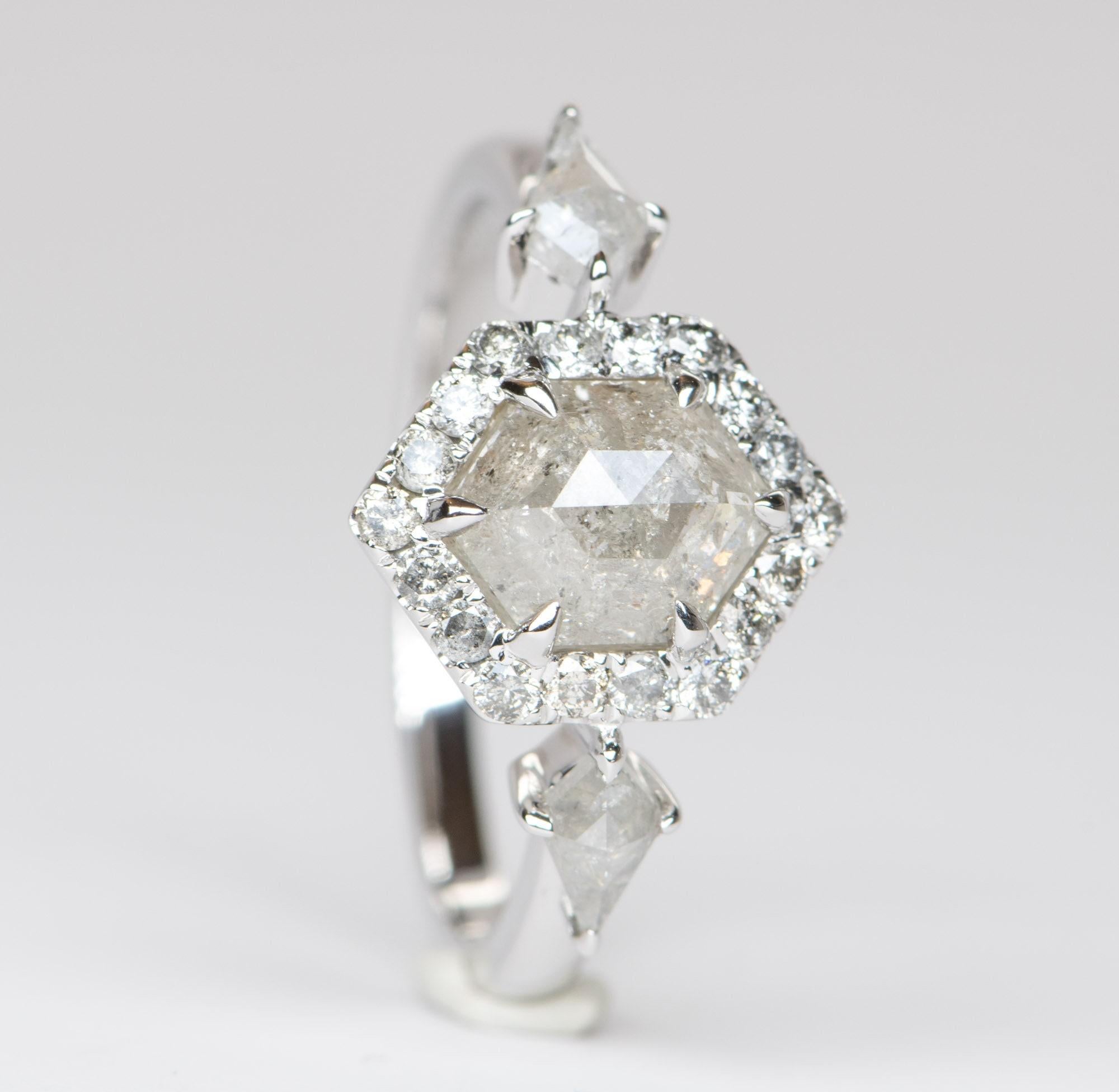 Bague de fiançailles en or blanc 14 carats avec halo de diamants hexagonaux de 1,41 carat et côtés en forme de cerf-volant R6197 Neuf - En vente à Osprey, FL