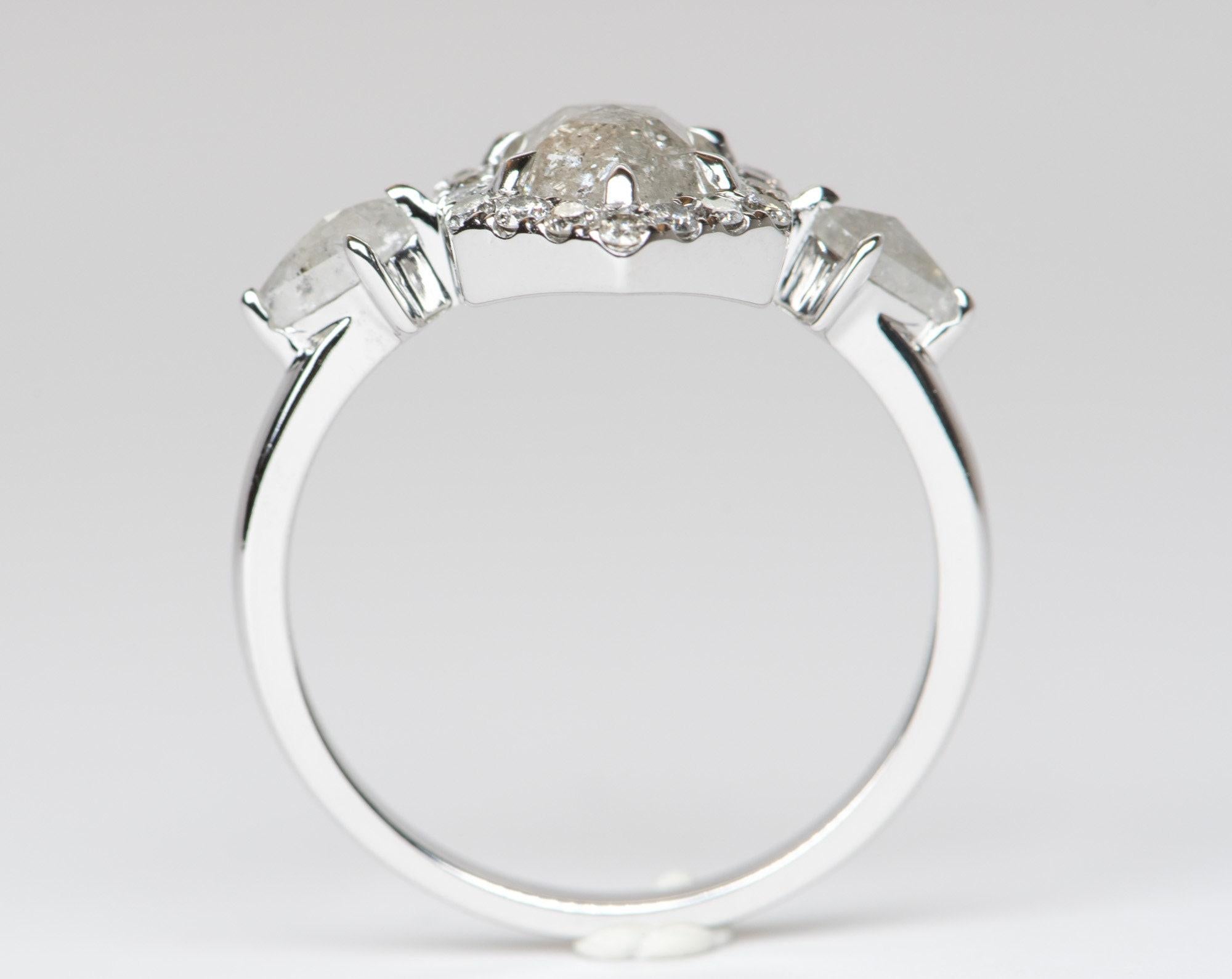Bague de fiançailles en or blanc 14 carats avec halo de diamants hexagonaux de 1,41 carat et côtés en forme de cerf-volant R6197 Pour femmes en vente