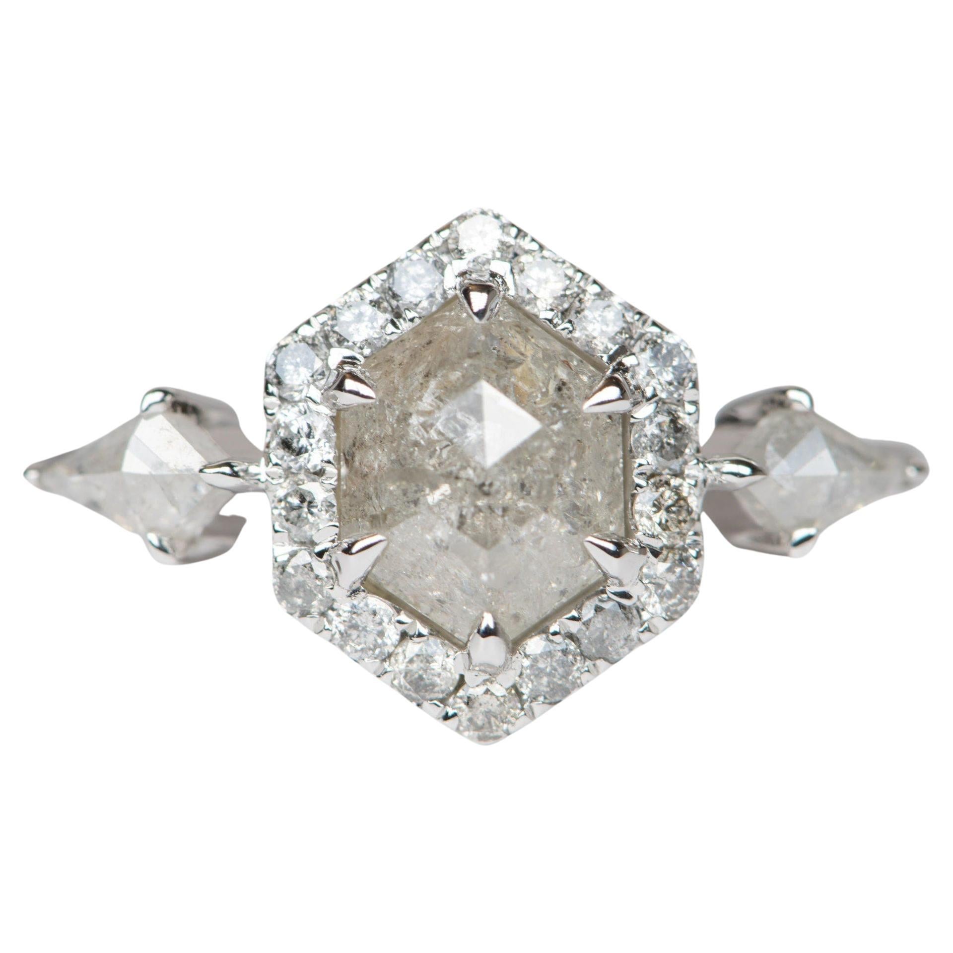 Bague de fiançailles en or blanc 14 carats avec halo de diamants hexagonaux de 1,41 carat et côtés en forme de cerf-volant R6197 en vente