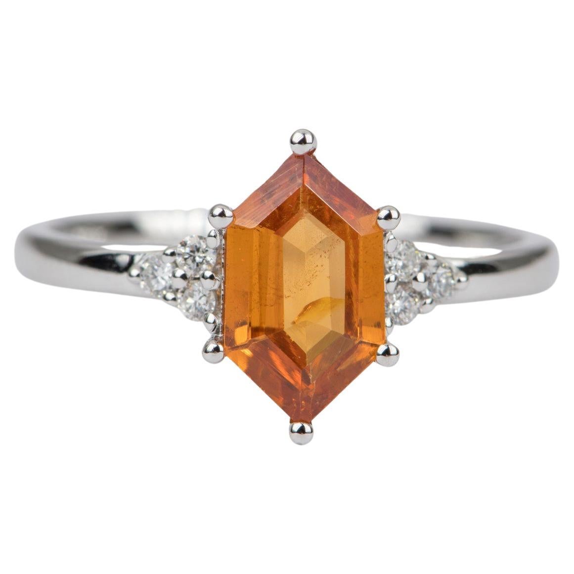 Bague de fiançailles en or blanc 14 carats avec grenat orange mandarin de forme hexagonale 1,41 carat 