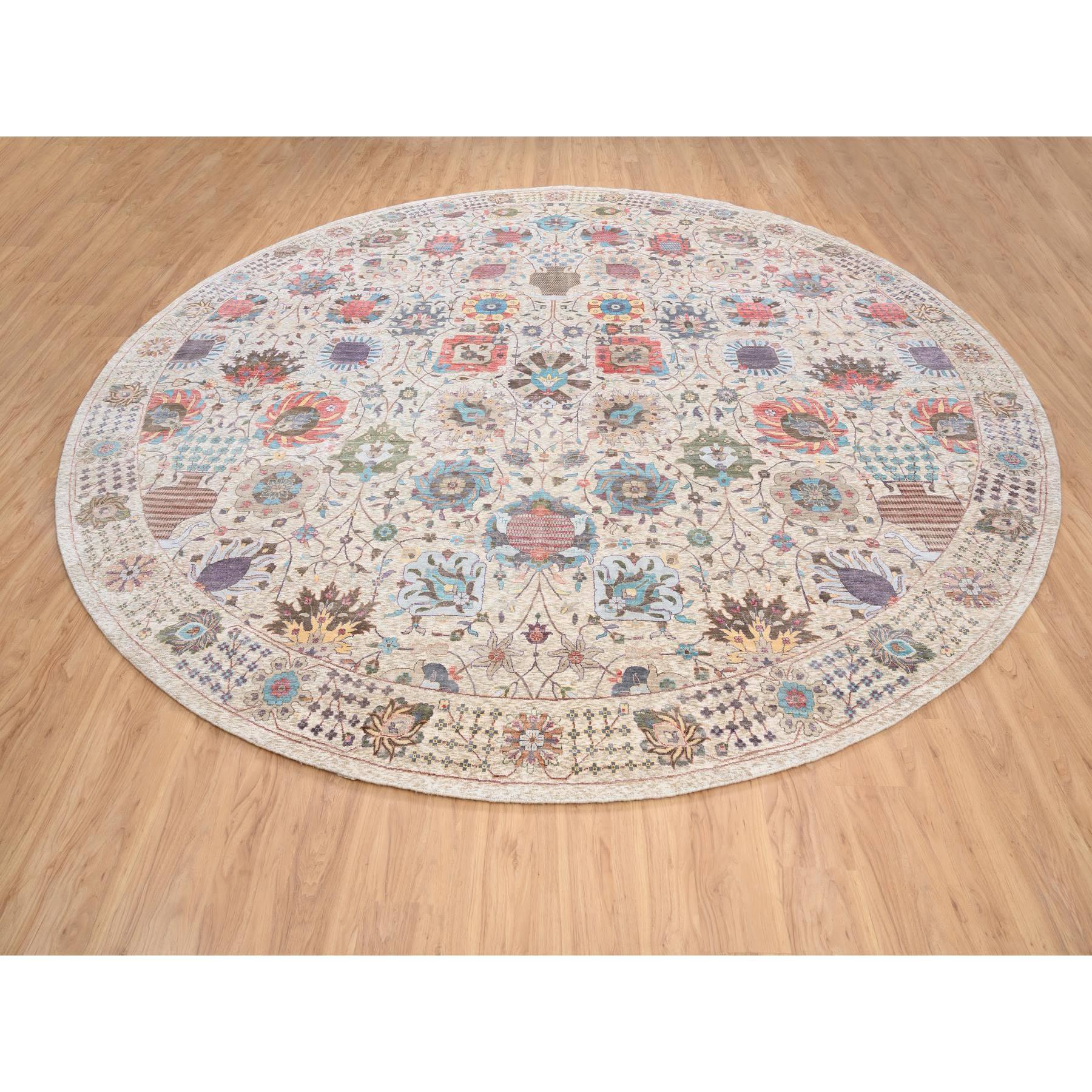 Si tratta di un autentico esemplare unico di Tabriz colorato, annodato a mano, con disegno di fiori, in seta con lana strutturata, tappeto orientale rotondo. È stato annodato per mesi e mesi con tecniche di tessitura secolari da esperti
