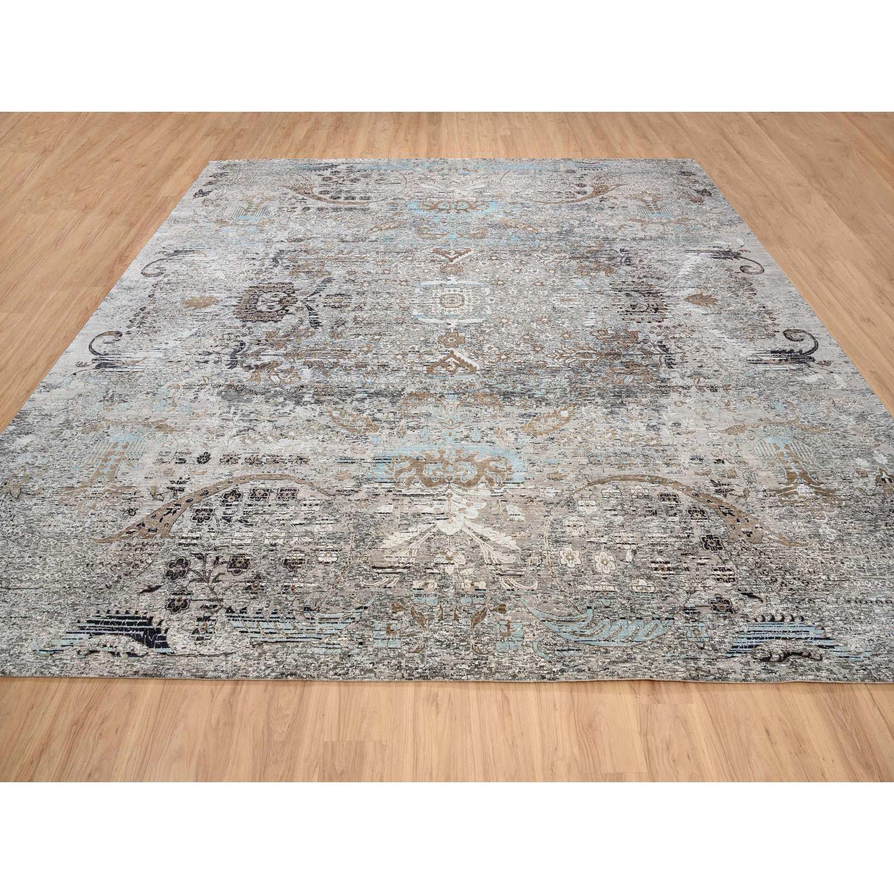 Se trata de una auténtica alfombra oriental cuadrada, gris, anudada a mano, de influencia persa de transición, con diseño de medallón borrado de seda y lana texturizada. Se ha anudado durante meses y meses en la técnica artesanal de tejido de siglos