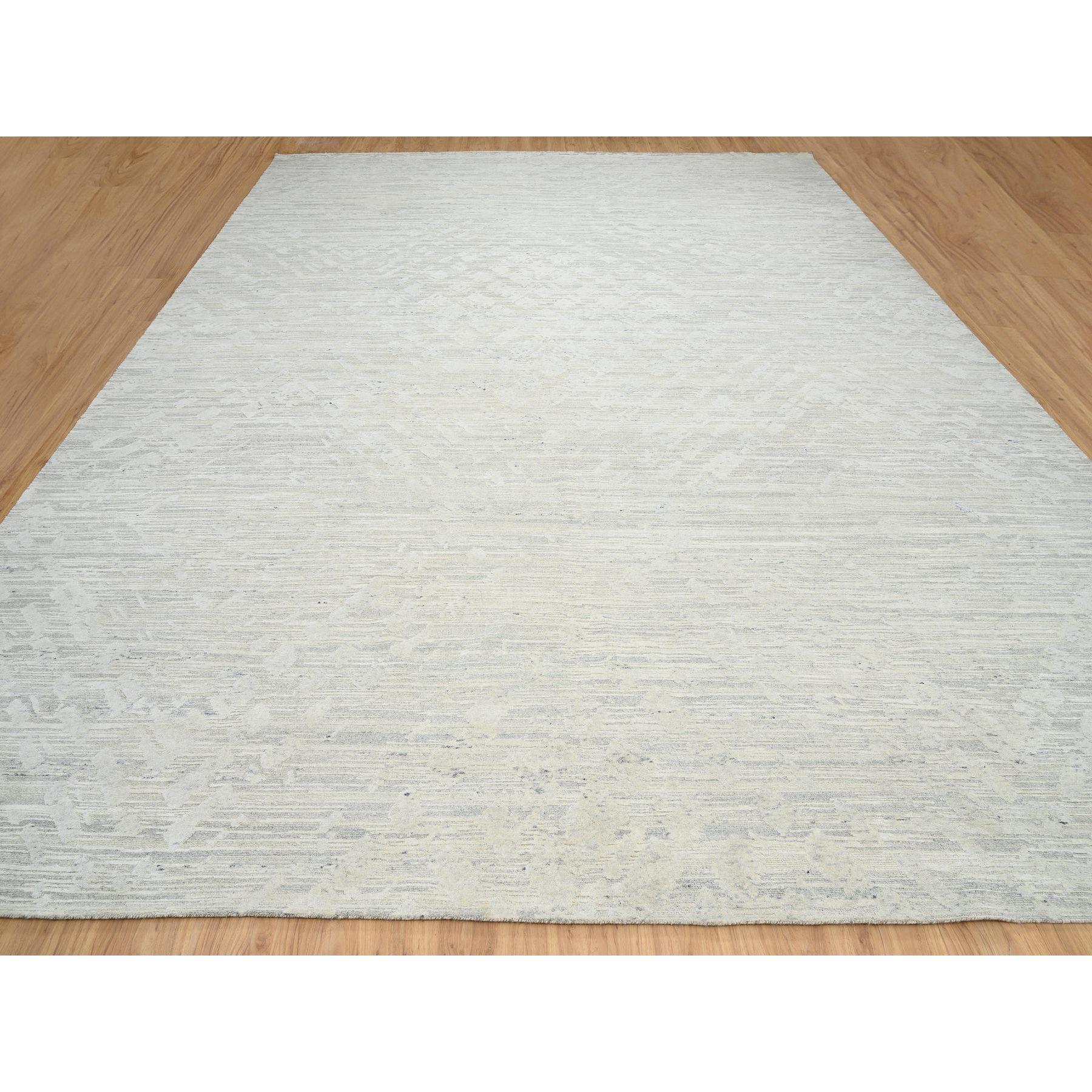 Dies ist eine wirklich echte one-of-a-kind Light Gray, handgeknüpft, modernes Design, handgesponnen undyed natürliche Wolle, übergroße Orientteppich. Es wurde monatelang von erfahrenen Kunsthandwerkern in jahrhundertealten Webtechniken