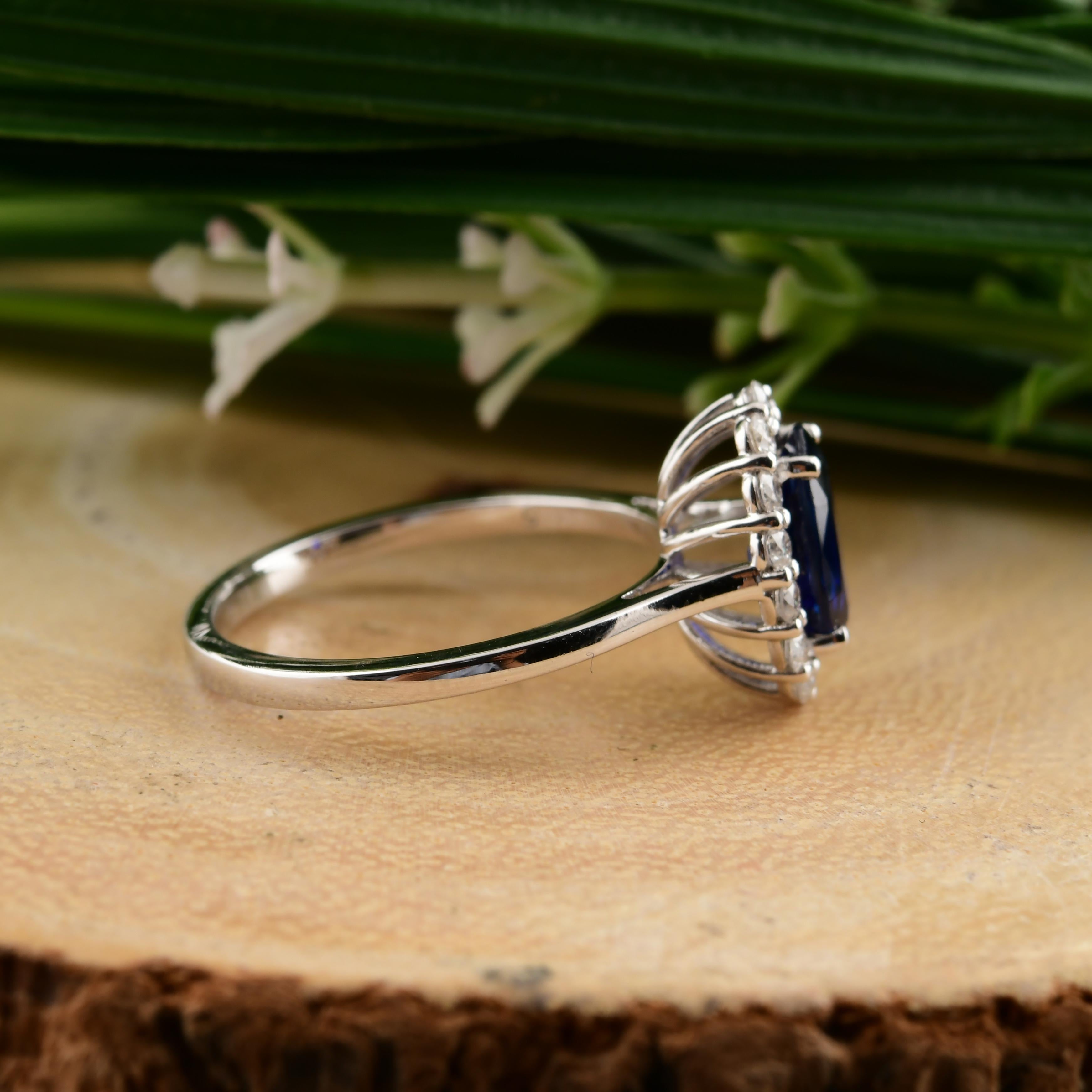 1.42 Carat Blue Sapphire 0.37 Carat SI/H Diamond Cocktail Ring 18k White Gold In New Condition For Sale In Diera, Dubai