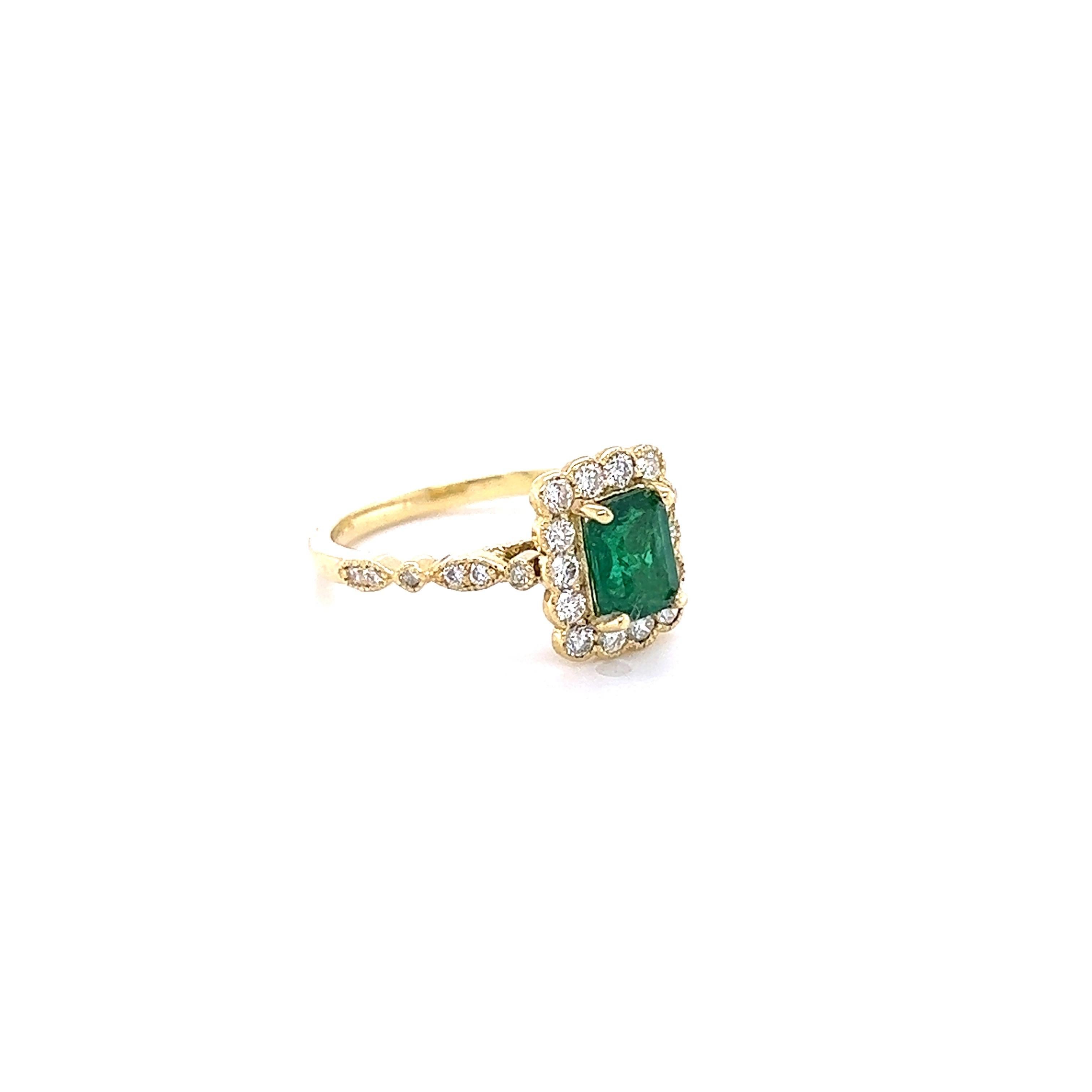 Der natürliche Smaragd im Smaragdschliff wiegt 0,86 Karat und misst 7 mm x 5 mm. Umgeben von natürlichen Diamanten im Rundschliff mit einem Gewicht von 0,56 Karat und einer Reinheit und Farbe von SI1-F.  Das Gesamtkaratgewicht des Rings beträgt 1.42