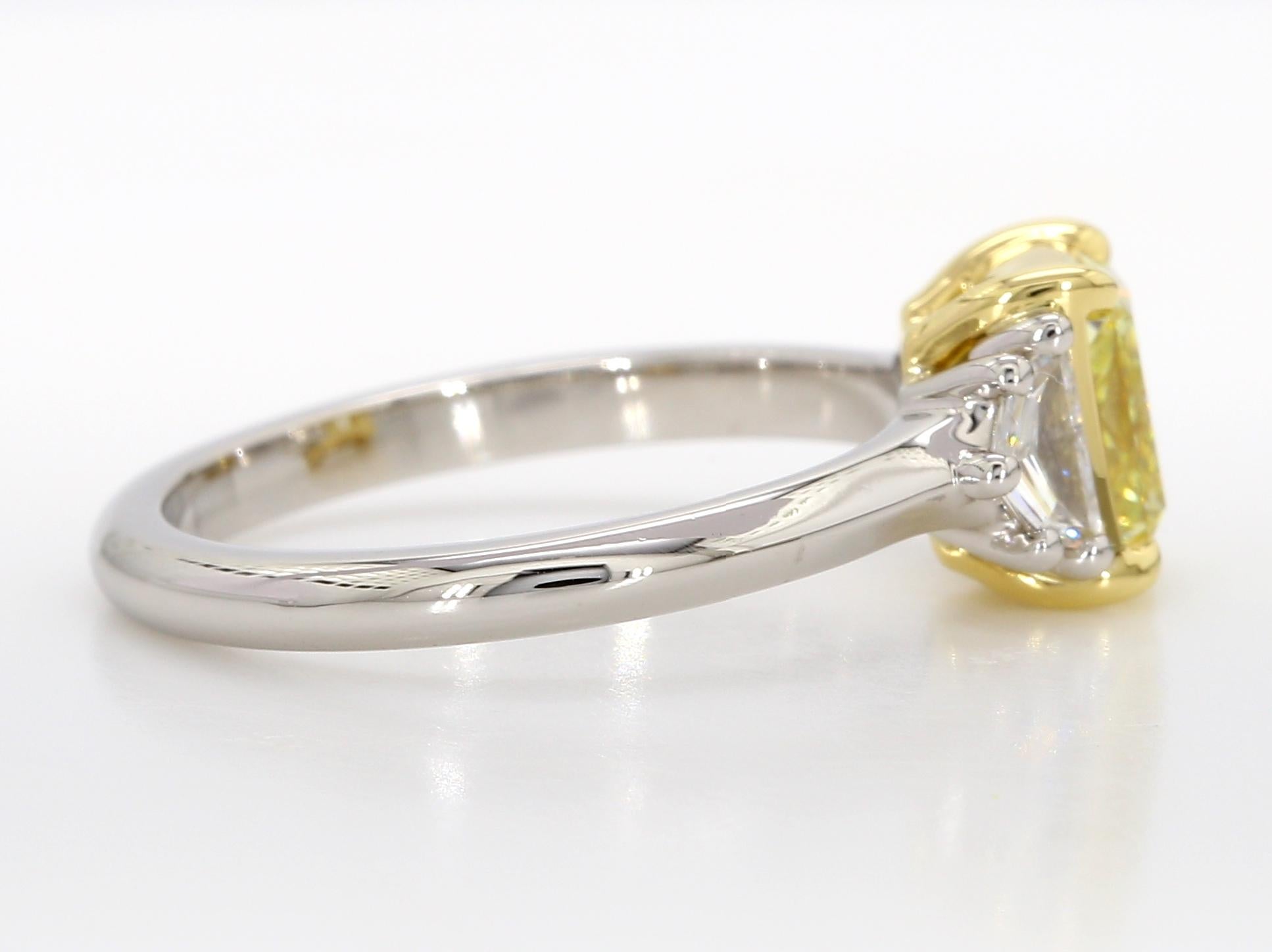 Taille radiant Bague de fiançailles à trois pierres avec diamant jaune fantaisie de 1,42 carat, GIA, IF, platine. en vente