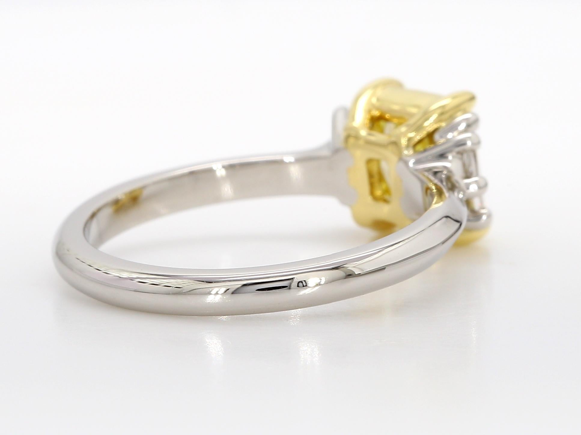 Bague de fiançailles à trois pierres avec diamant jaune fantaisie de 1,42 carat, GIA, IF, platine. Neuf - En vente à New York, NY