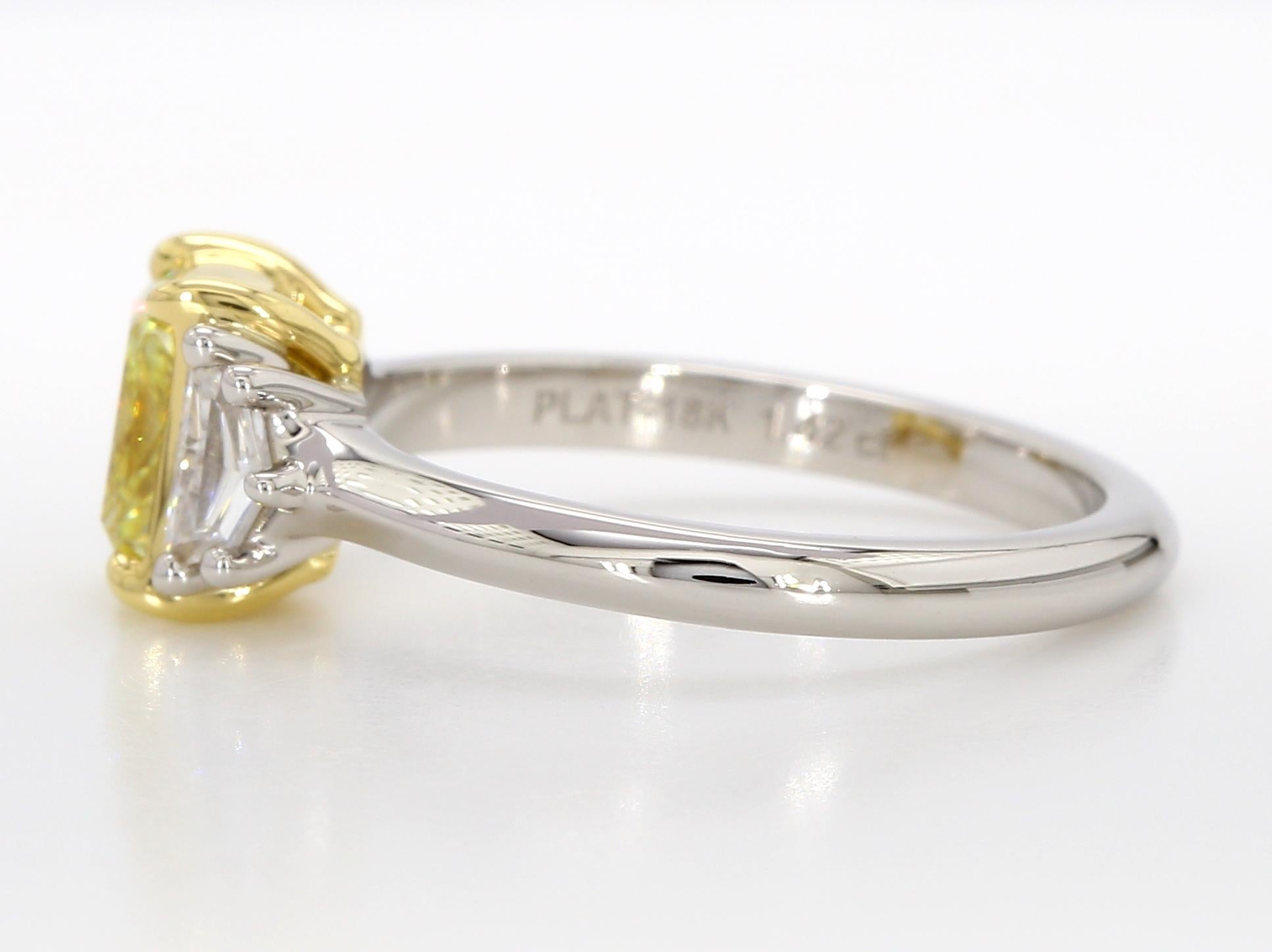 Bague de fiançailles à trois pierres avec diamant jaune fantaisie de 1,42 carat, GIA, IF, platine. en vente 2