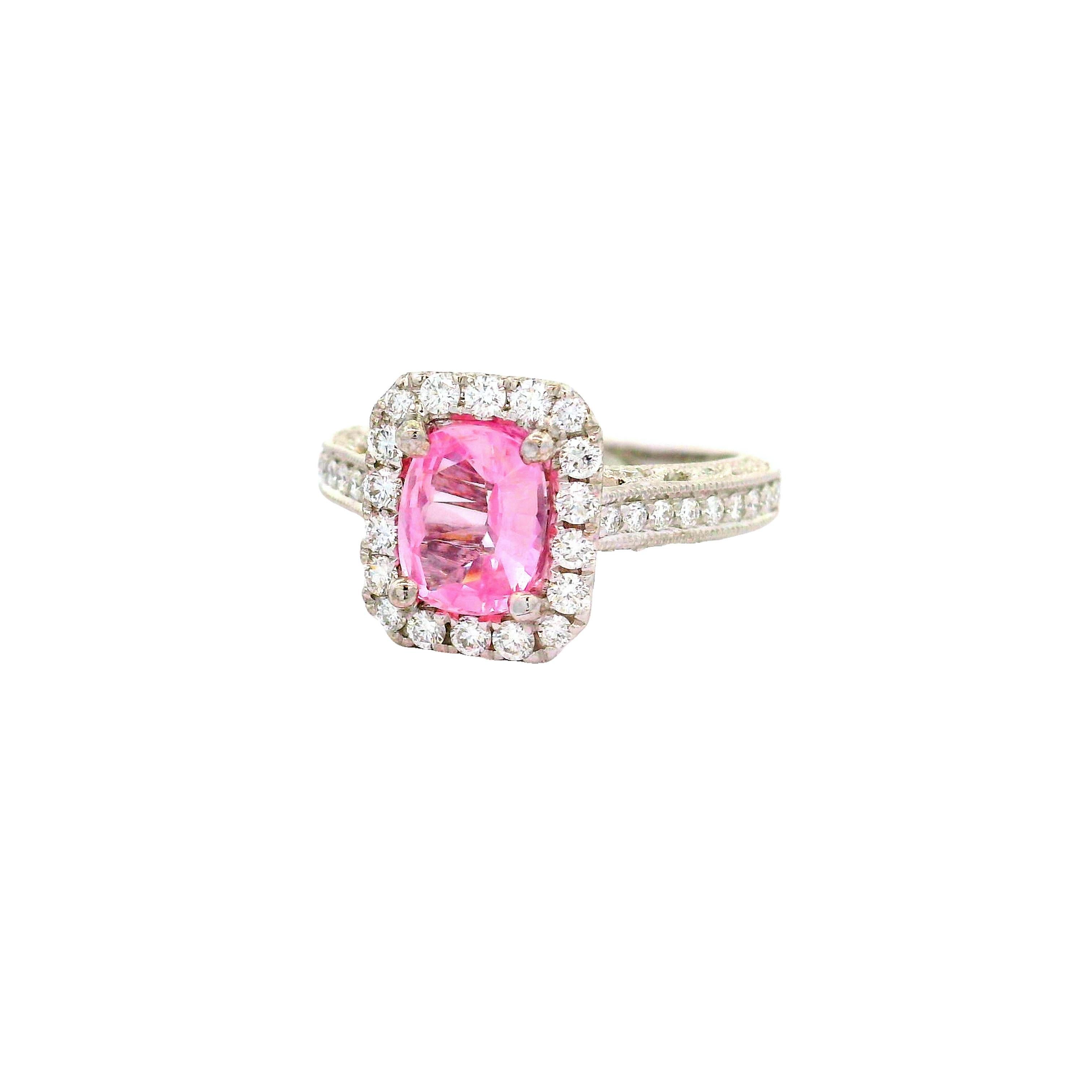 Contemporaneo Anello aureolato con zaffiro Padparadscha da 1,42 carati senza calore in oro bianco 18k, GIA in vendita