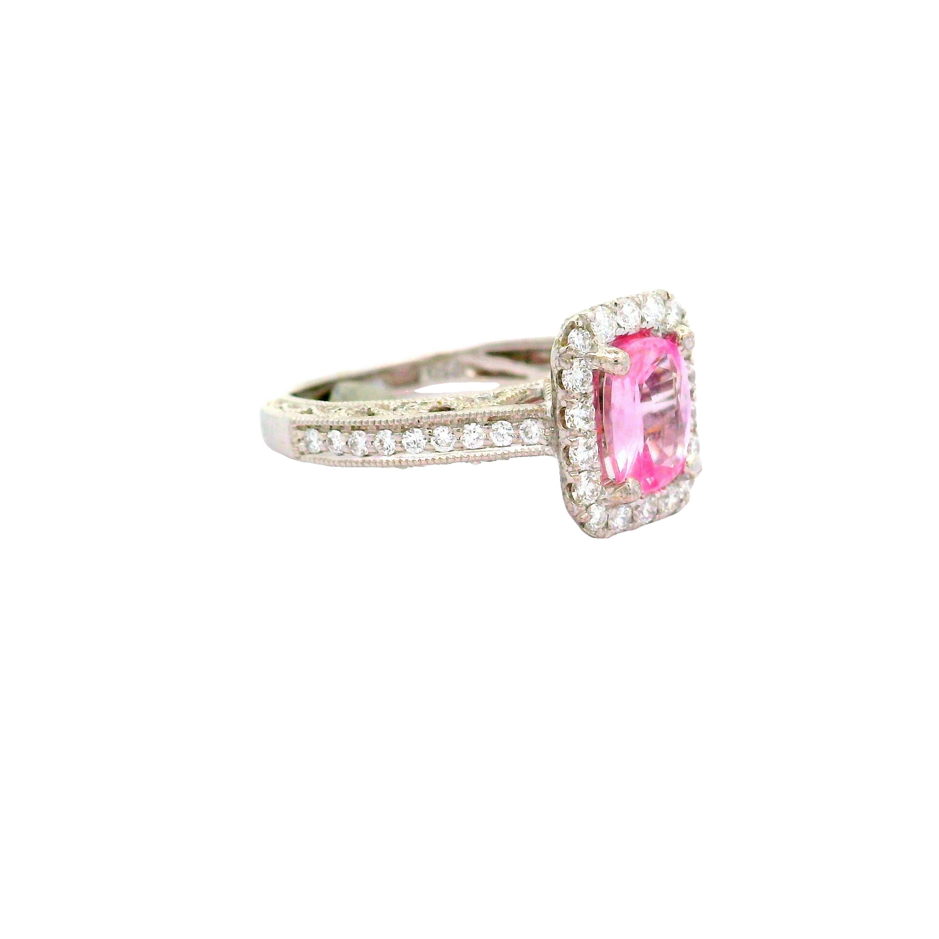 Taglio cuscino Anello aureolato con zaffiro Padparadscha da 1,42 carati senza calore in oro bianco 18k, GIA in vendita