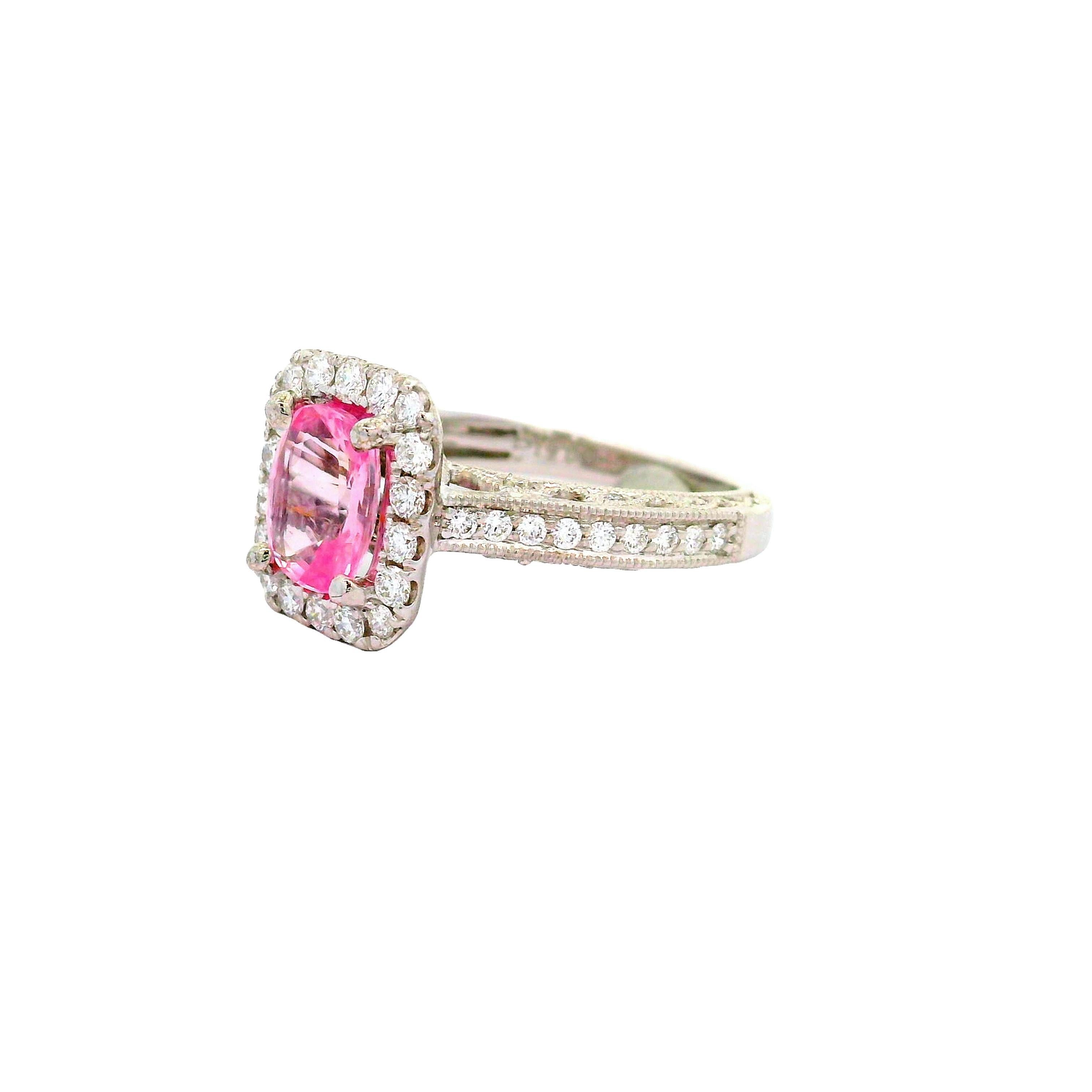 Anello aureolato con zaffiro Padparadscha da 1,42 carati senza calore in oro bianco 18k, GIA In condizioni Nuovo in vendita a Beverly Hills, CA