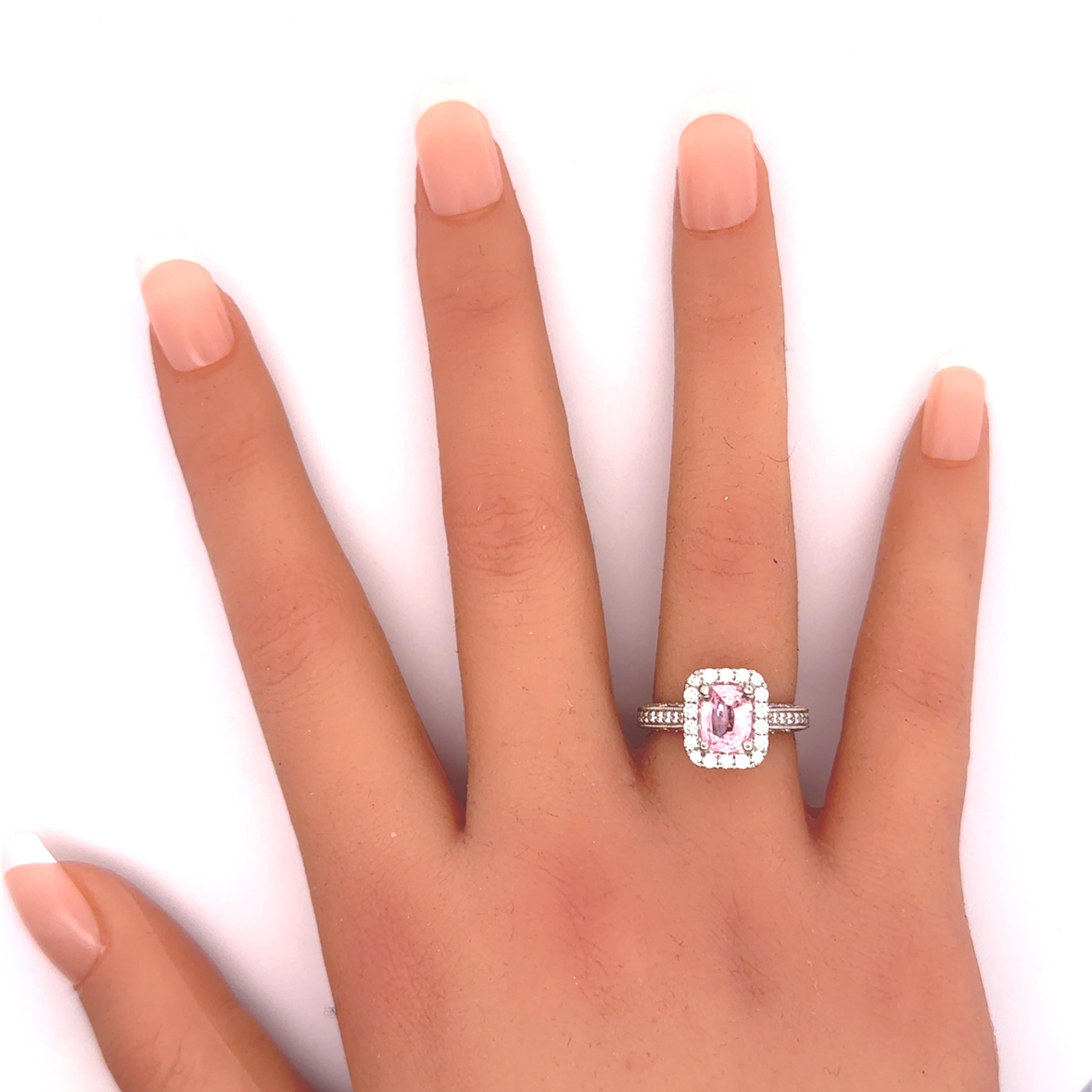 Donna Anello aureolato con zaffiro Padparadscha da 1,42 carati senza calore in oro bianco 18k, GIA in vendita