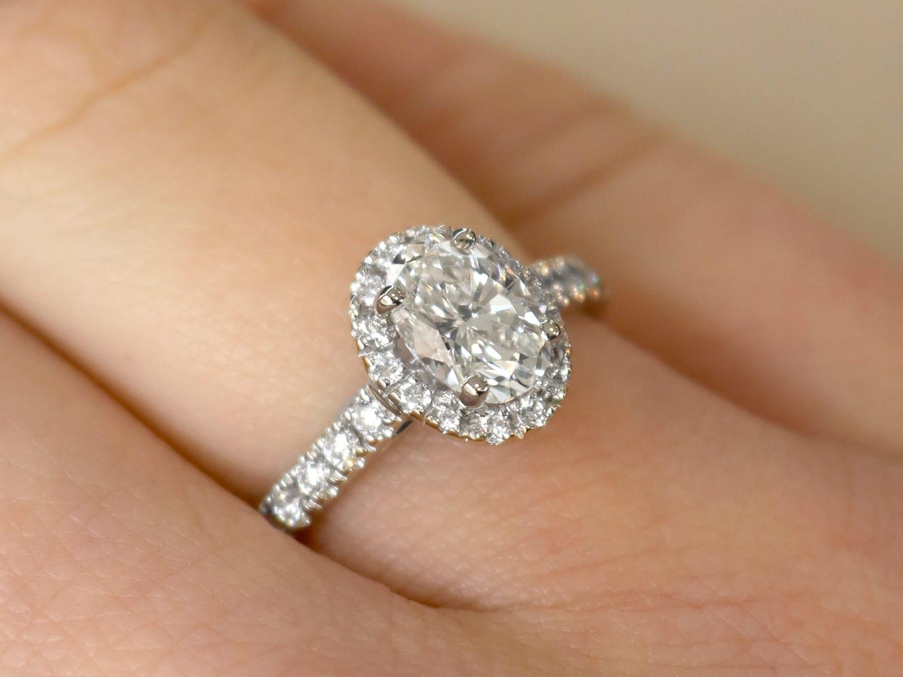 1.42 Carat Oval Cut Diamond and White Gold Engagement Ring In Excellent Condition For Sale In Jesmond, Newcastle Upon Tyne