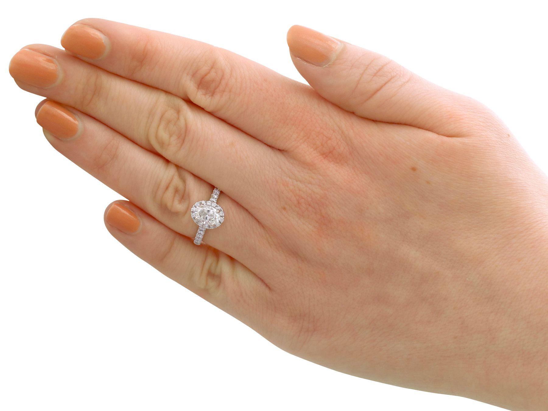 Verlobungsring aus Weißgold mit 1,42 Karat Diamant im Ovalschliff Damen im Angebot