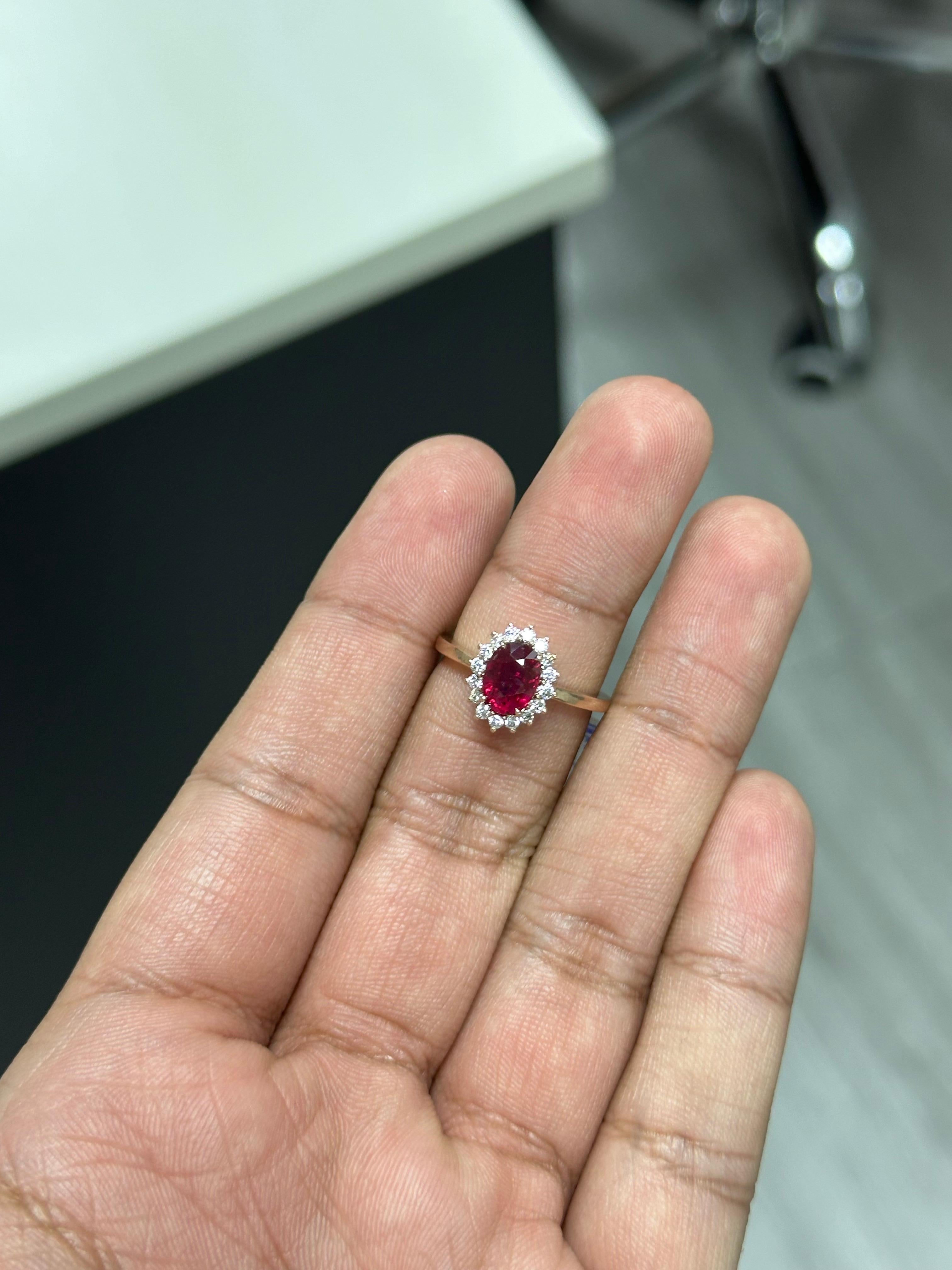 1,42 Karat oval geschliffener Mosambik-Rubin & Diamantring aus 18 Karat Roségold im Zustand „Neu“ in Bangkok, TH