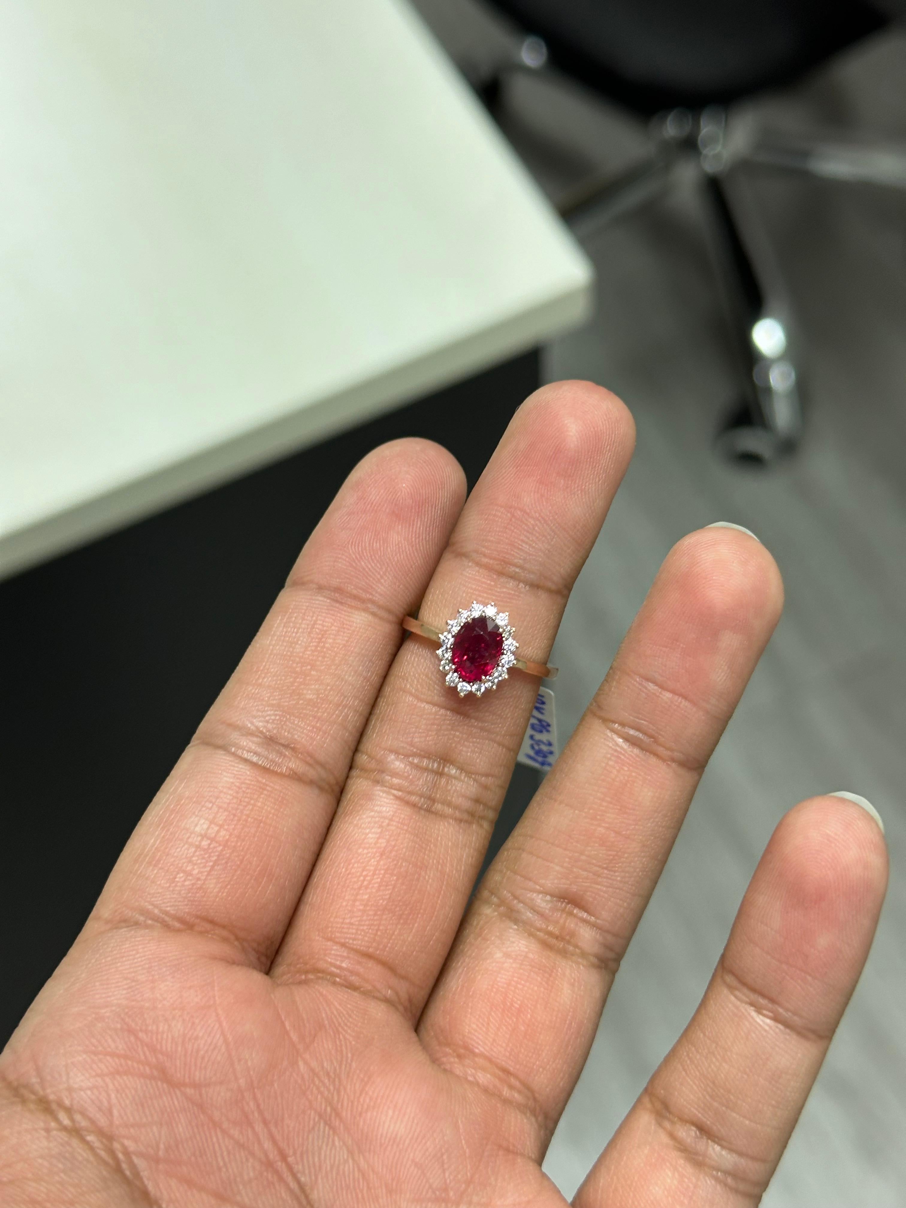 1,42 Karat oval geschliffener Mosambik-Rubin & Diamantring aus 18 Karat Roségold (Ovalschliff)