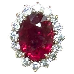 Anello con rubino del Mozambico e diamanti da 1,42 carati a taglio ovale in oro rosa 18 carati
