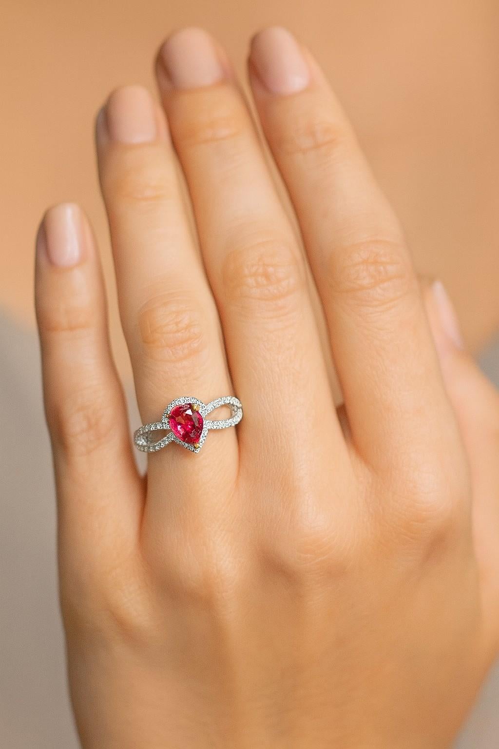 1,42 Karat birnenförmiger Rubin und Diamant Platinring im Angebot 2