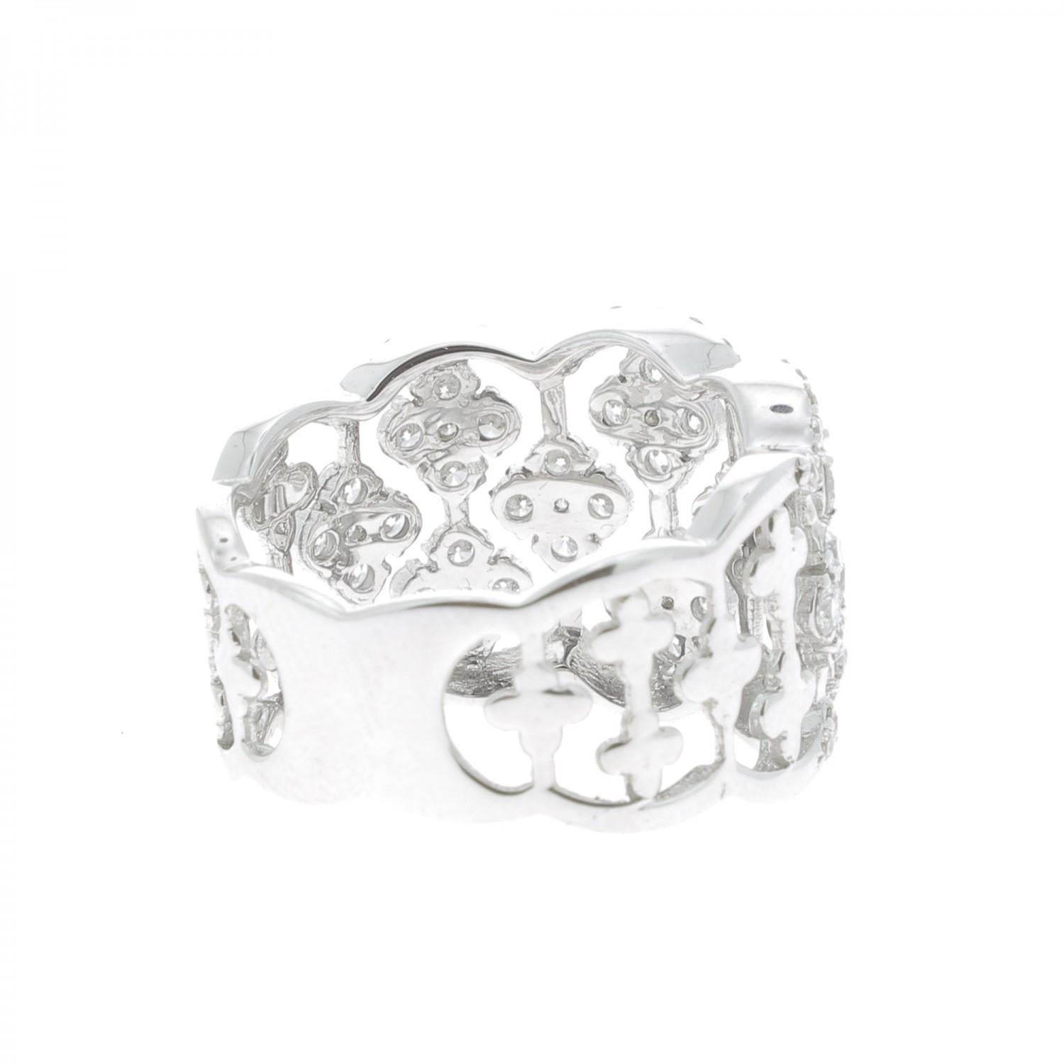 Contemporary 1.42 Carat Round Diamond Clover Ring 18 Karat White Gold Band Fashion Ring For Sale