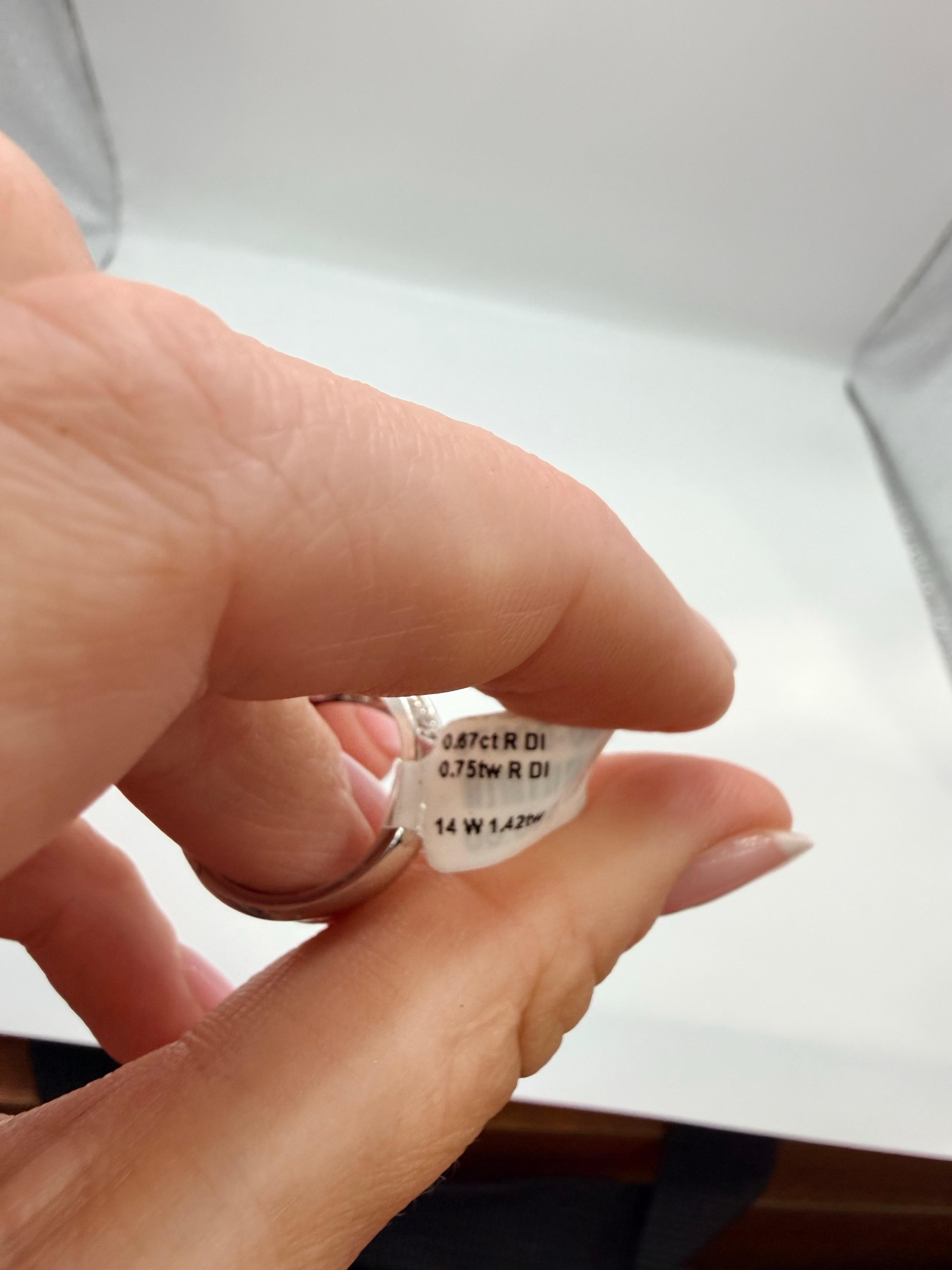 Bague de fiançailles classique en or blanc 14KT composée d'un total de 1,42 carats de diamants de pureté VS-SI et de couleurs F-G.

**Tous les articles quittent nos locaux avec un certificat au nom de l'acheteur, politique de l'entreprise ! Cela