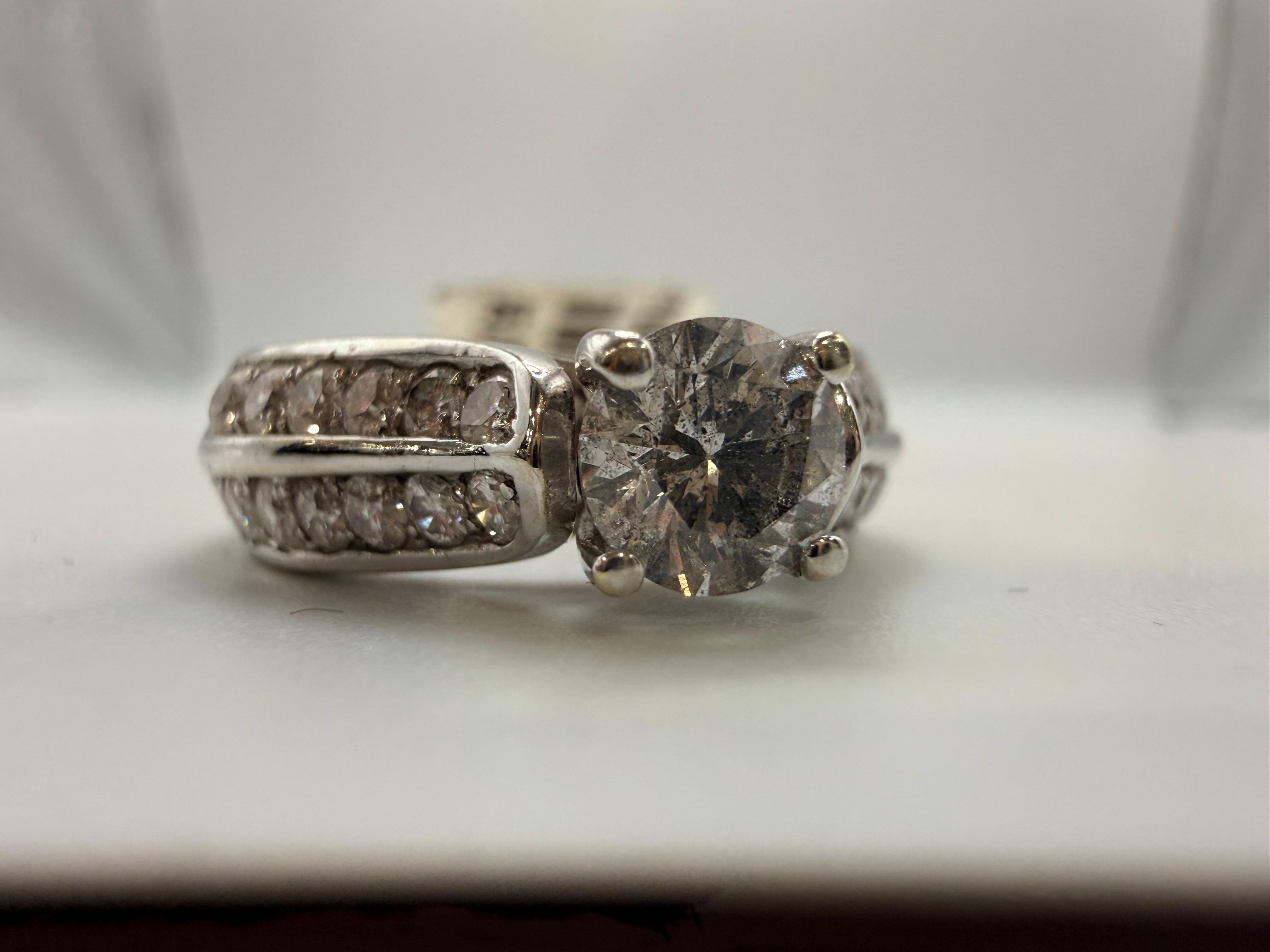 Bague de fiançailles 1,42 carats or 14KT beauté classique en vente 1