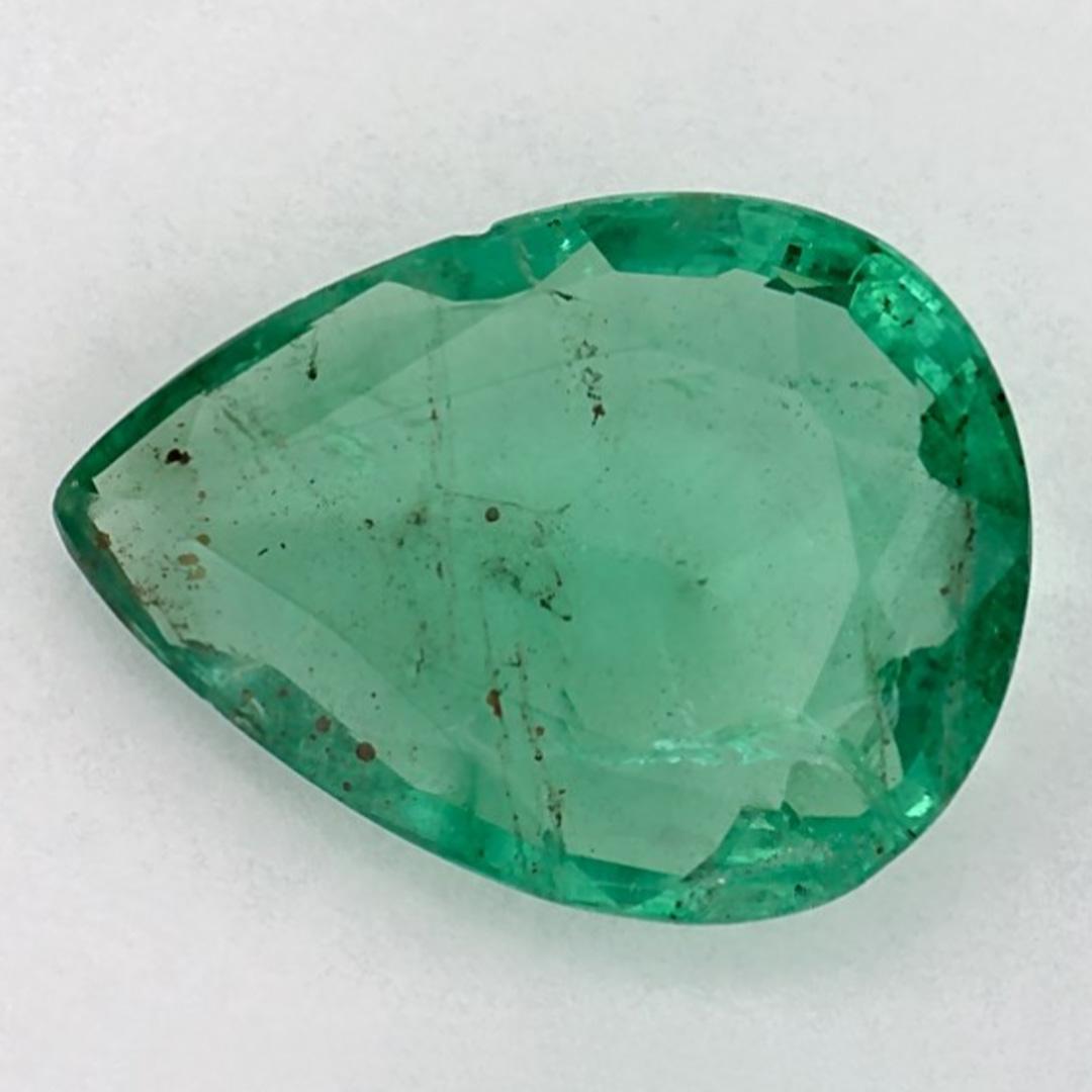 D'un vert éclatant, la pierre de naissance du mois de mai symbolise le renouveau de la croissance printanière. 

Explorez la vibrante collection d'émeraudes, de rubis et de saphirs de notre magasin, disponibles sous forme de pierres précieuses en