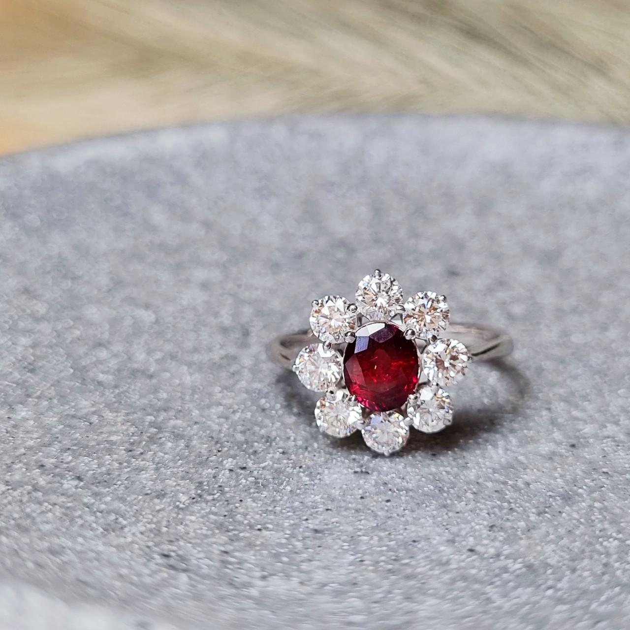 Taille ovale Bague en rubis naturel de Birmanie de 1,42 carat, rubis d'inspiration Art nouveau et diamants de 1,35 carat en vente