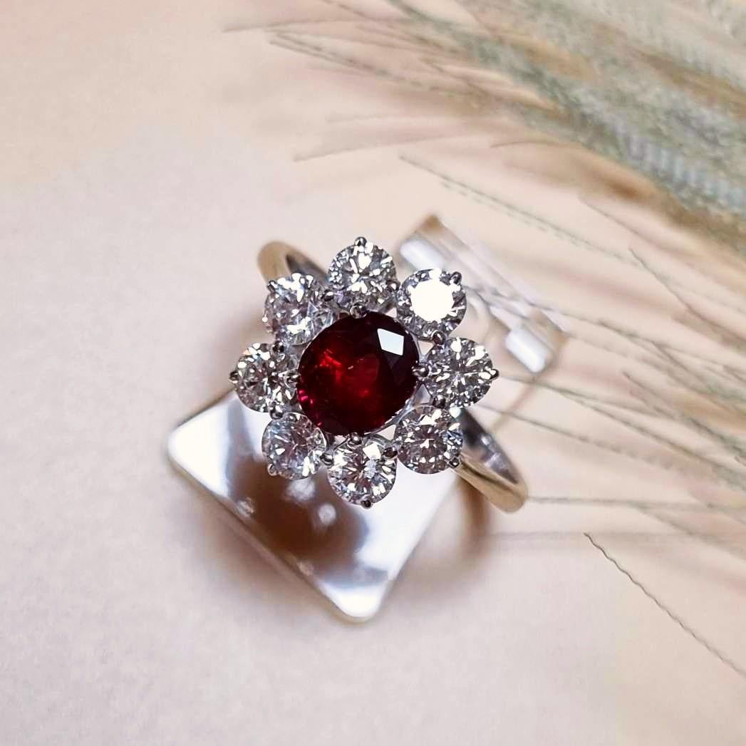 1.42 Karat natürlicher Burma-Rubin, Jugendstil inspirierter Rubin und 1,35 Karat Diamantring (Ovalschliff) im Angebot