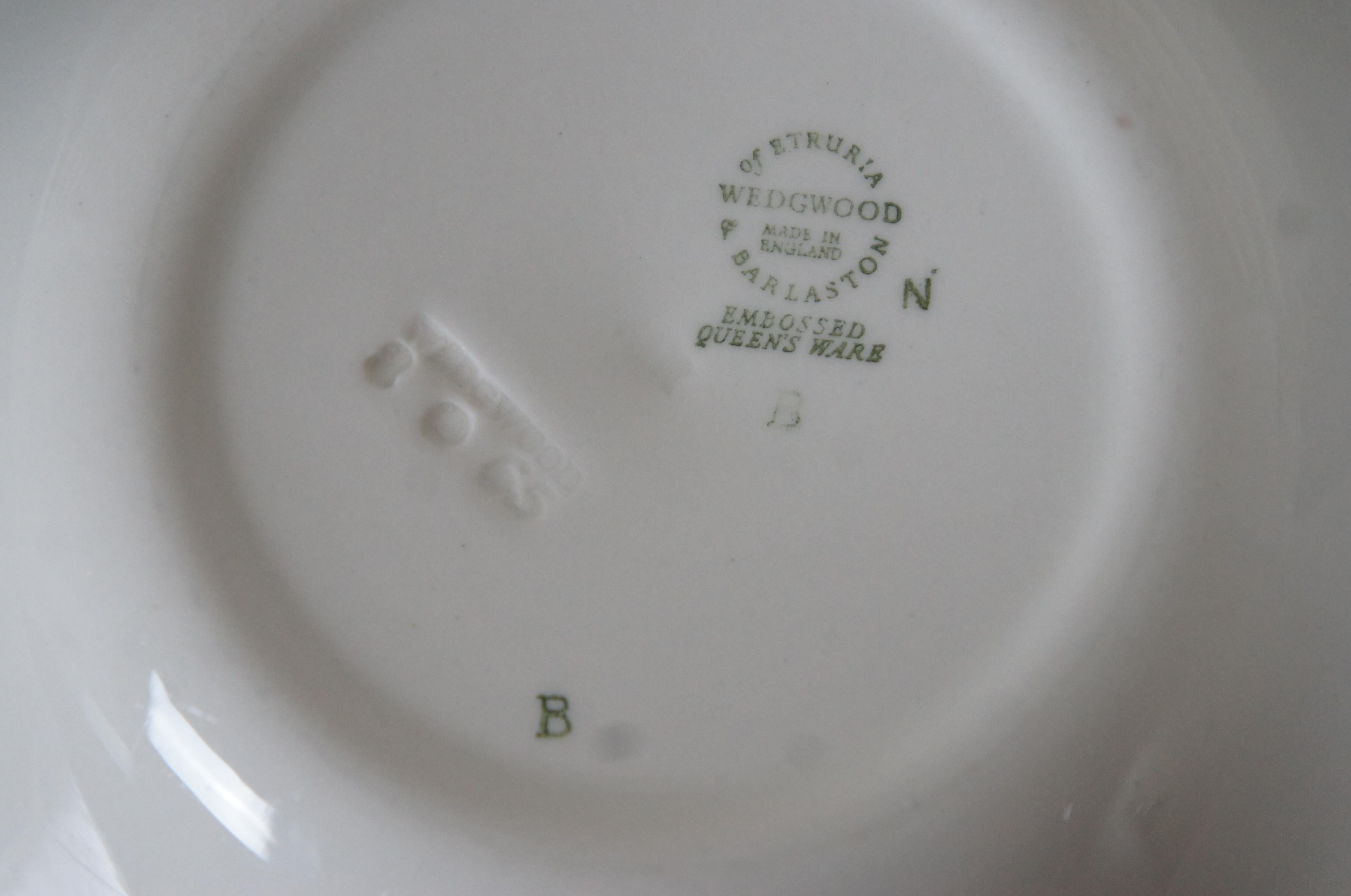 142 Wedgwood Embossed Cream on Cream Queensware Dinnerware China Set In Good Condition In Dayton, OH