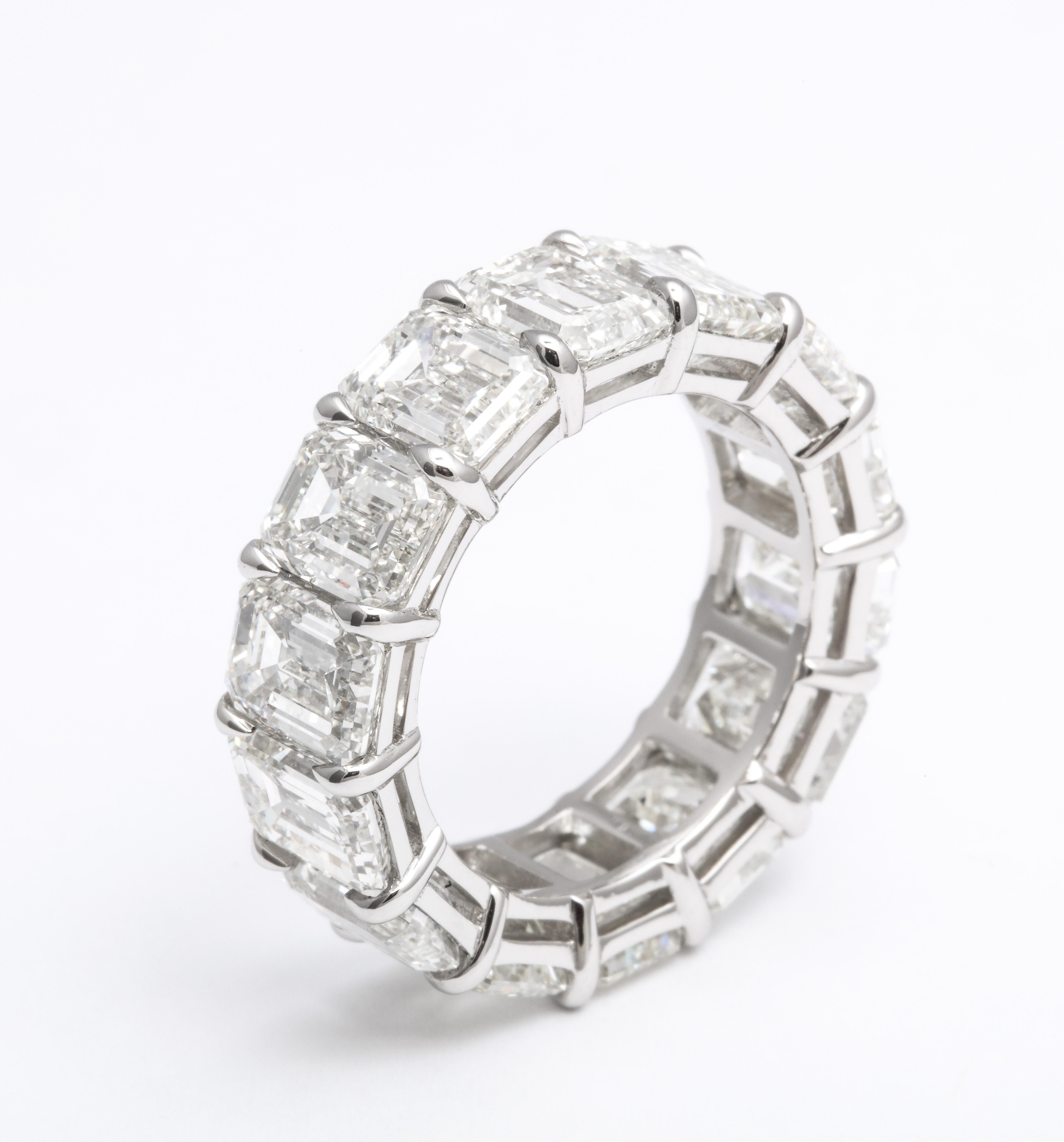 Taille émeraude Anneau d'éternité en diamants taille émeraude de 14,20 carats en vente
